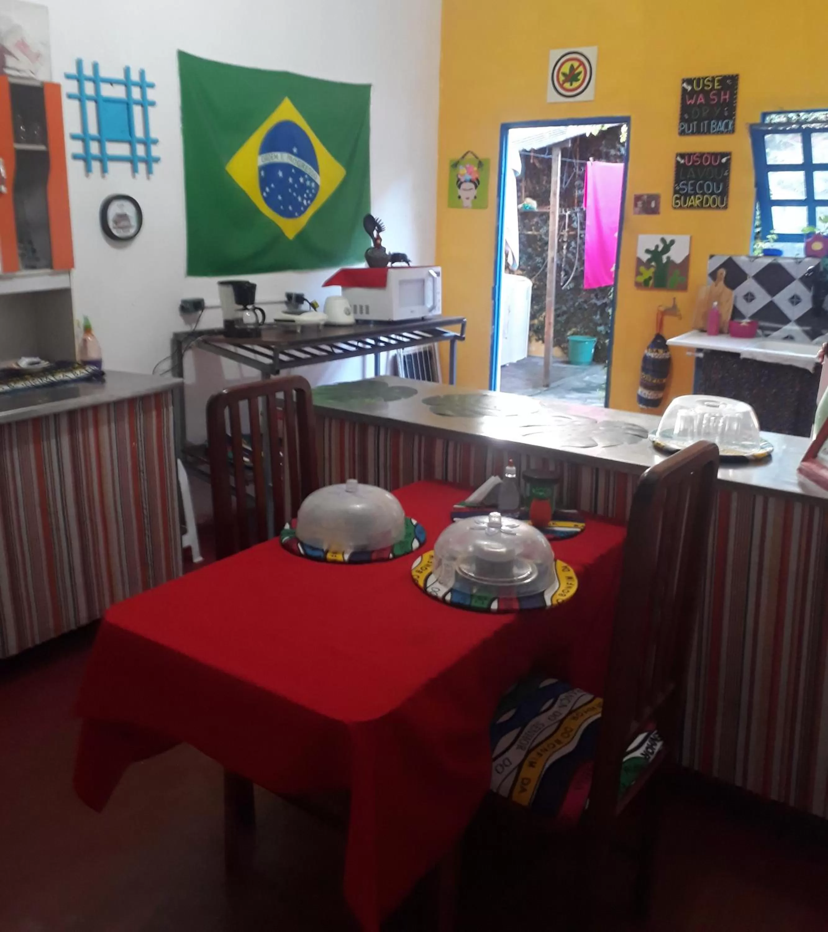 Dining area in Perto Do Aeroporto De Salvador - Dona Pitanga Hostel