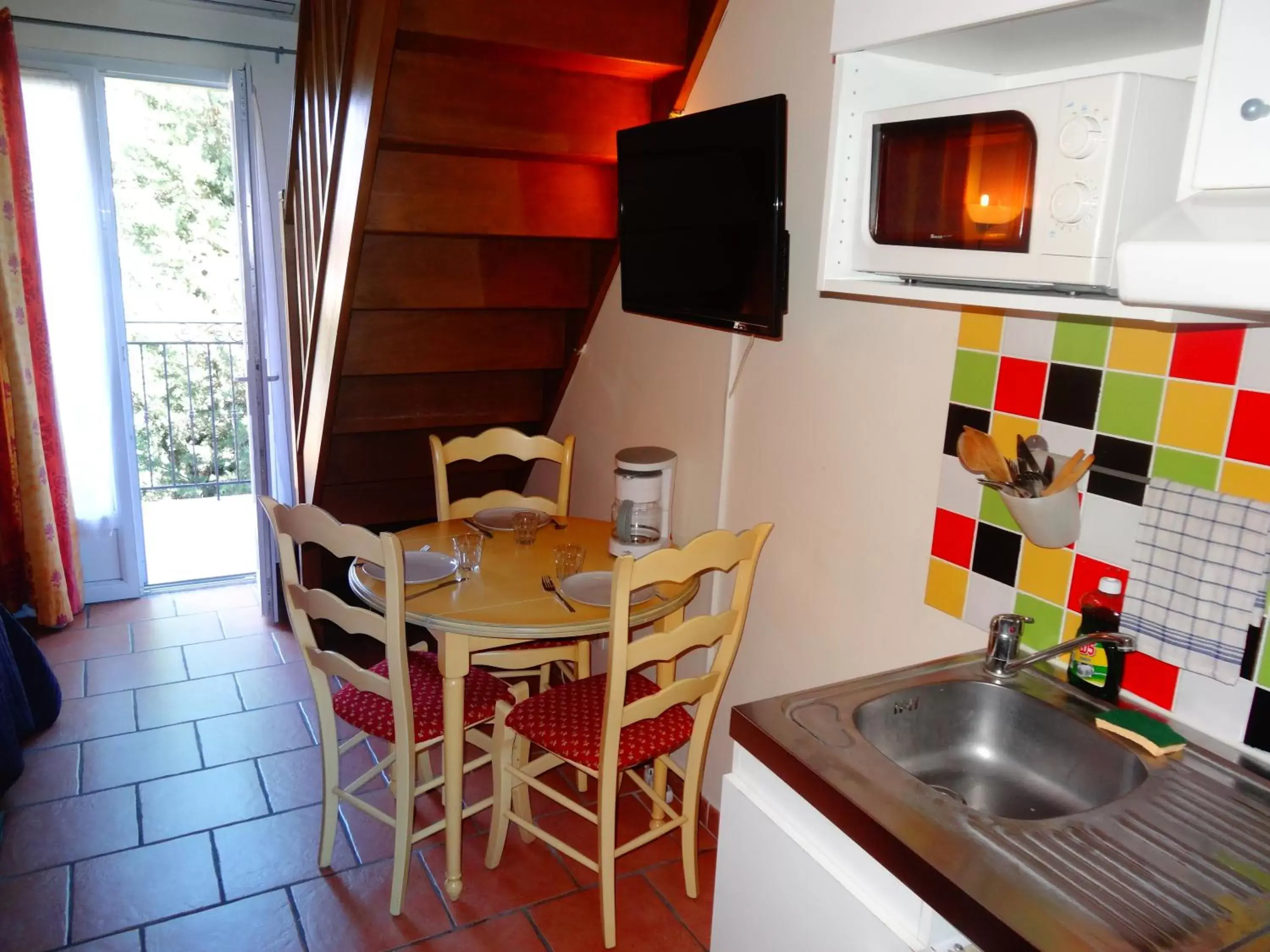 Dining area, Kitchen/Kitchenette in Appart'Hotel Festival Sud Aqua - Avignon TGV