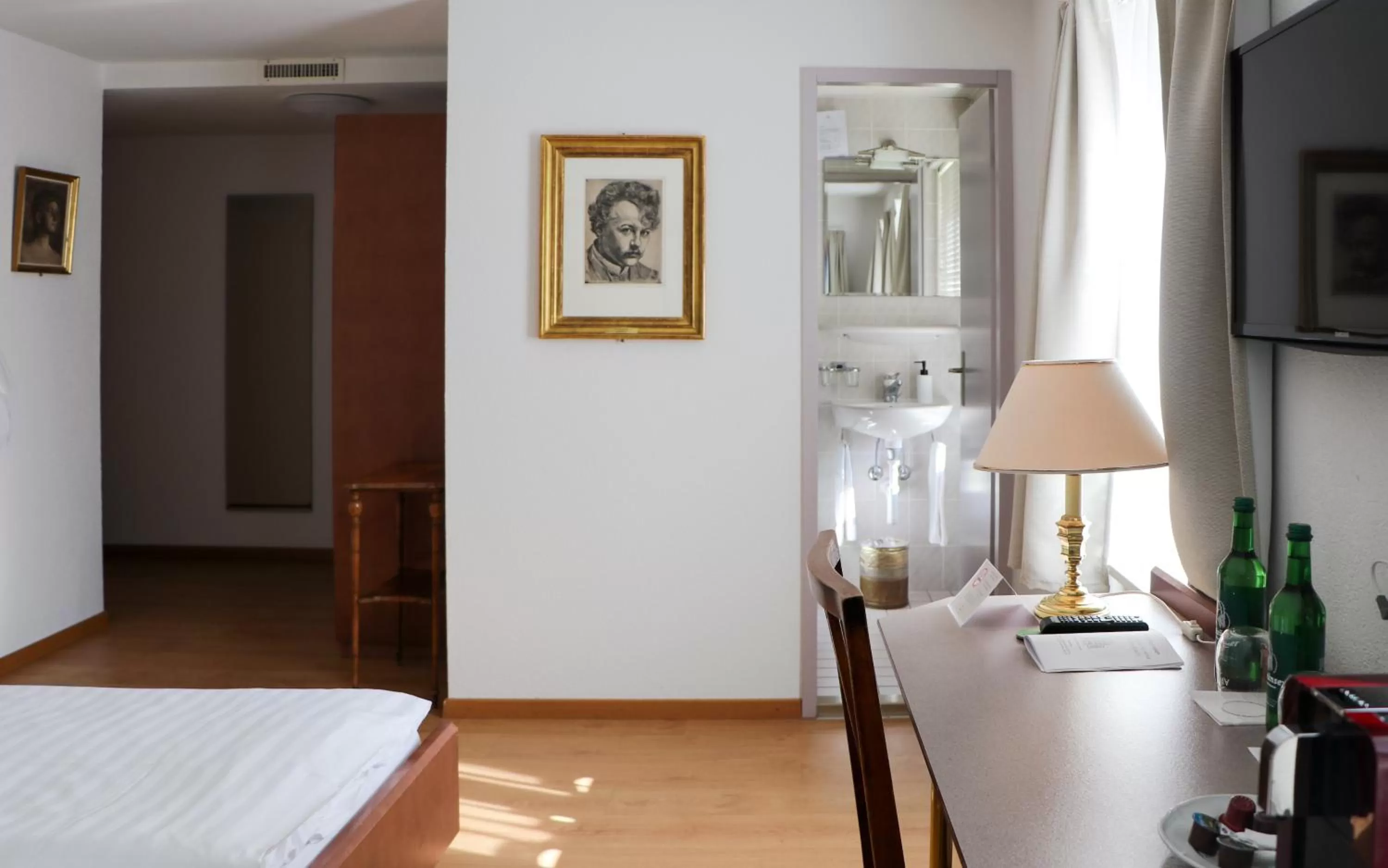 TV and multimedia, Bed in Hotel & Restaurant Sternen Köniz bei Bern