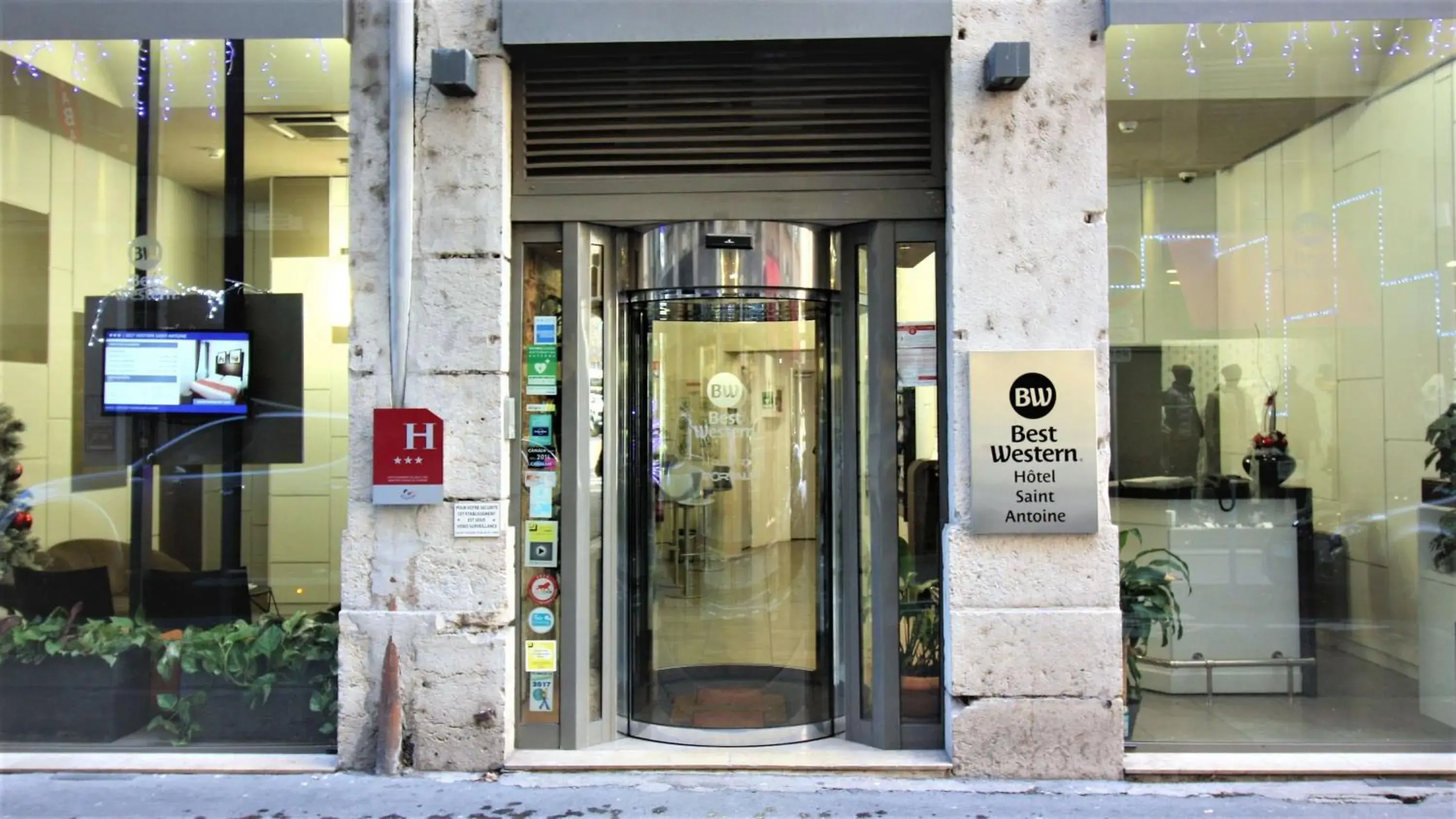 Property building, Facade/Entrance in Best Western Lyon Saint-Antoine