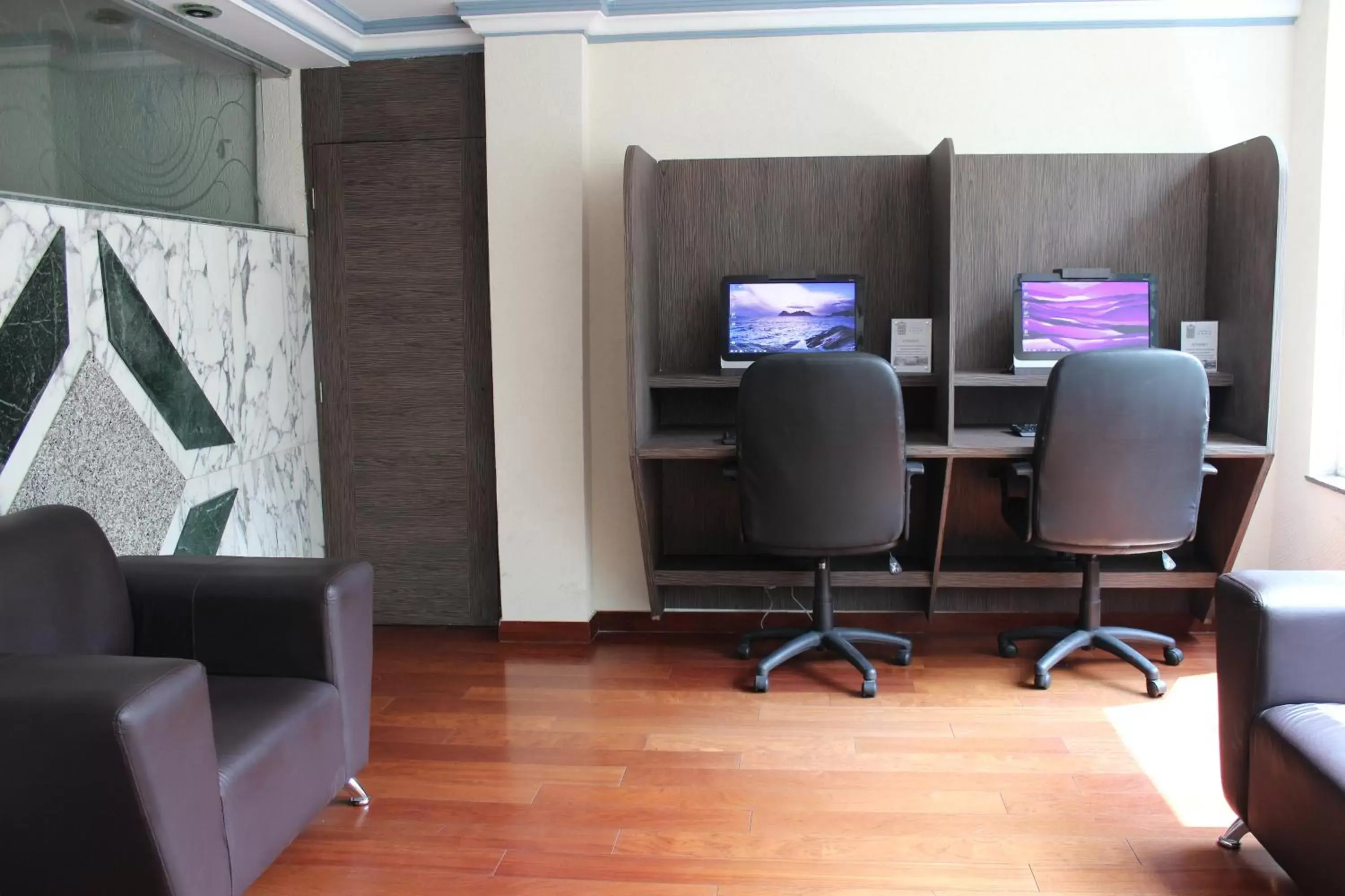Communal lounge/ TV room in Hotel Monaco