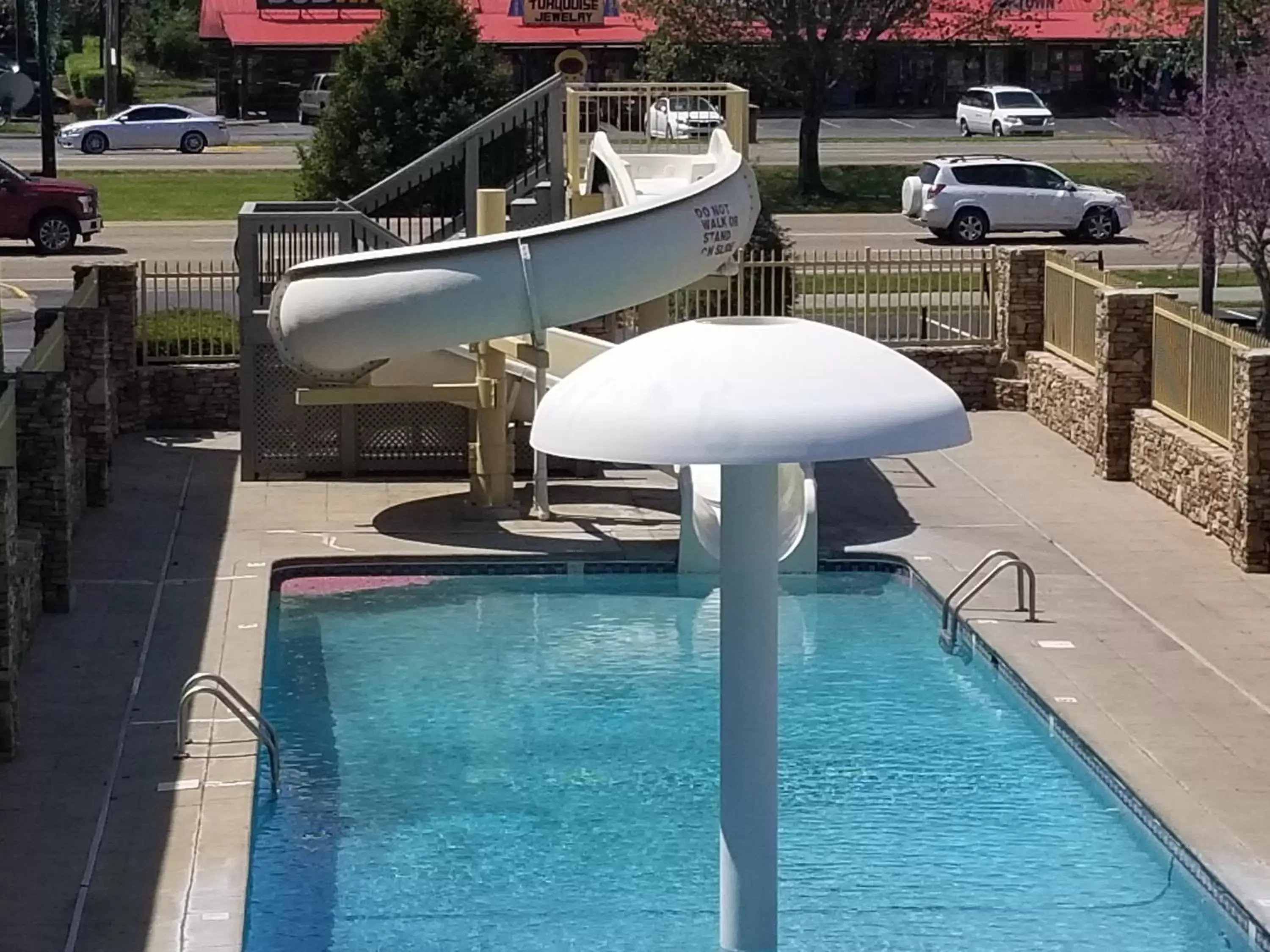 Swimming Pool in Colonial House Motel