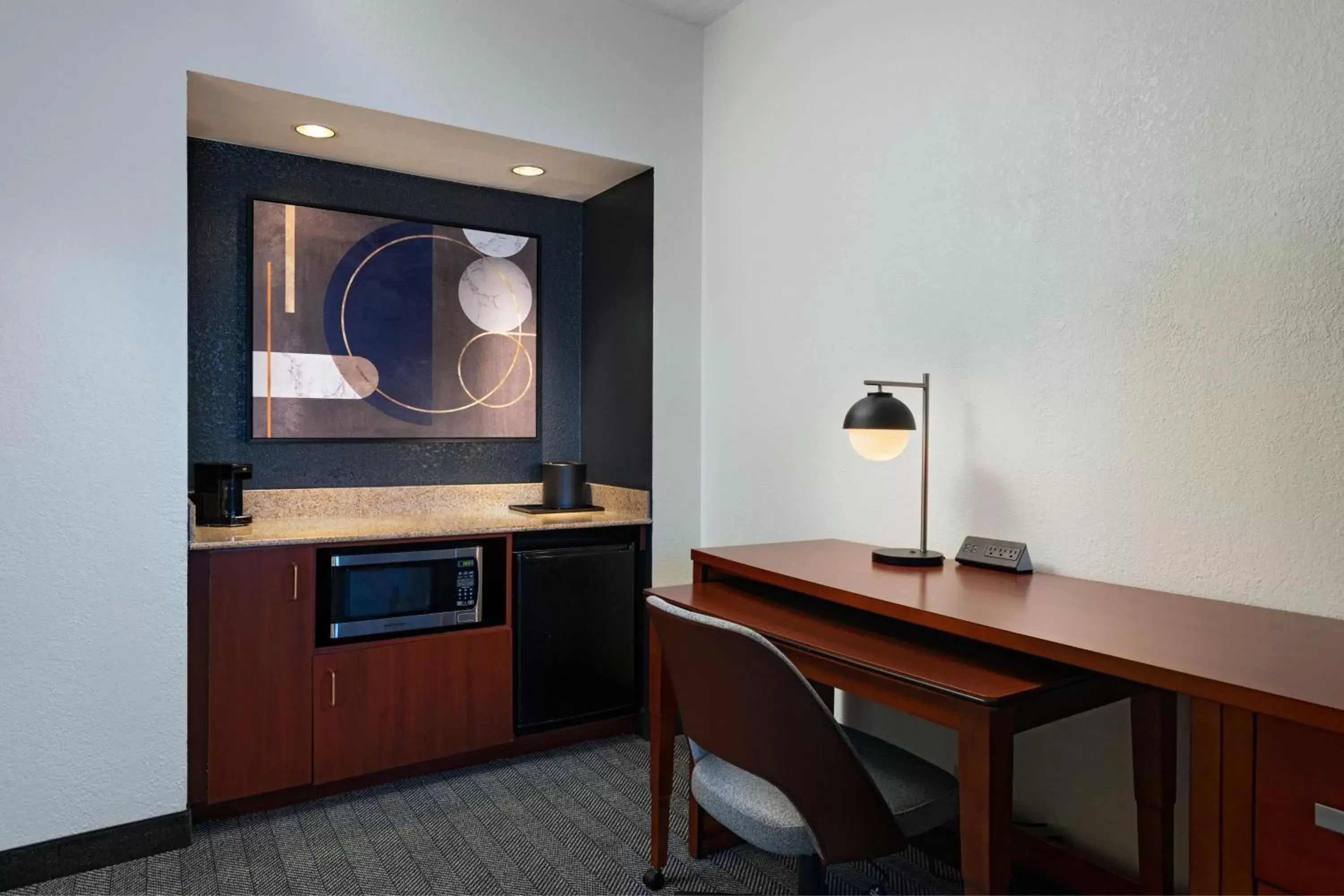 Bedroom, TV/Entertainment Center in Courtyard by Marriott Dallas Plano Parkway at Preston Road