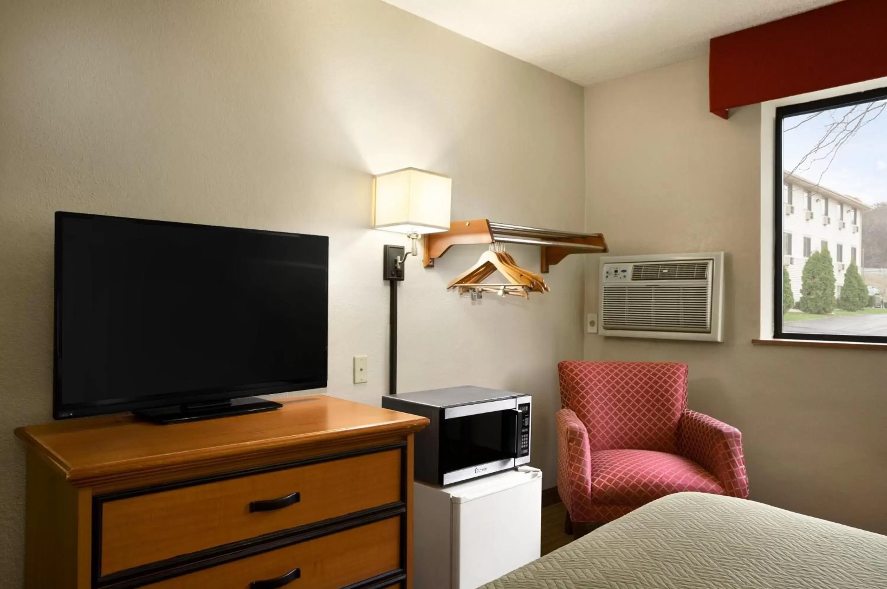 TV/Entertainment Center in Travelodge by Wyndham Battle Creek