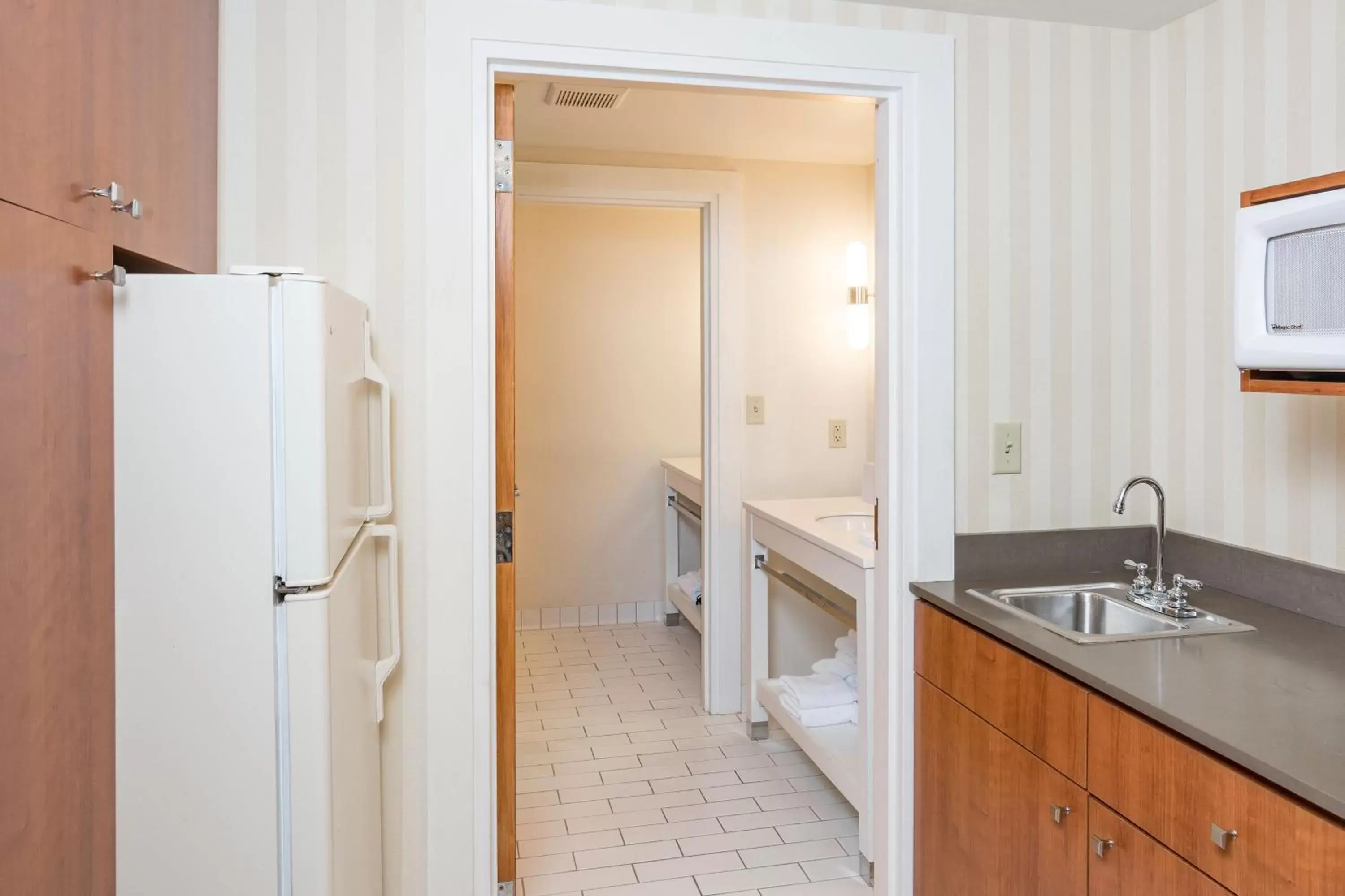 Bedroom, Kitchen/Kitchenette in Four Points by Sheraton Eastham Cape Cod