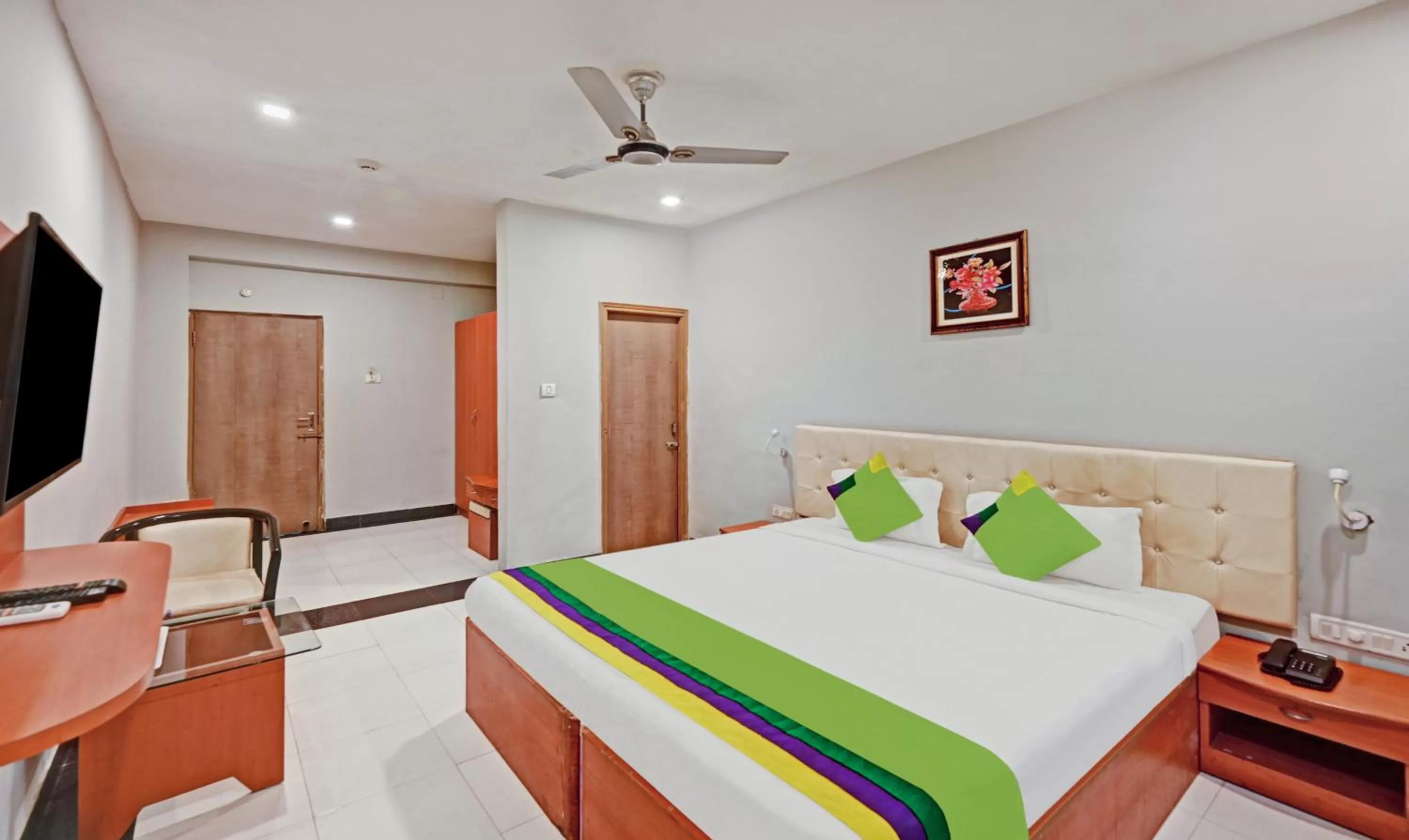 Bedroom, Bed in Treebo Sidhartha International Baliapanda