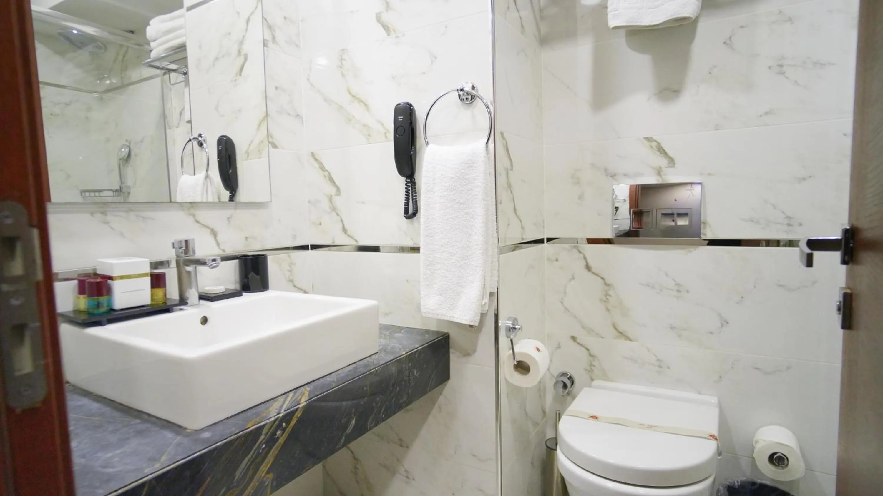 Toilet in Dosso Dossi Hotels Old City