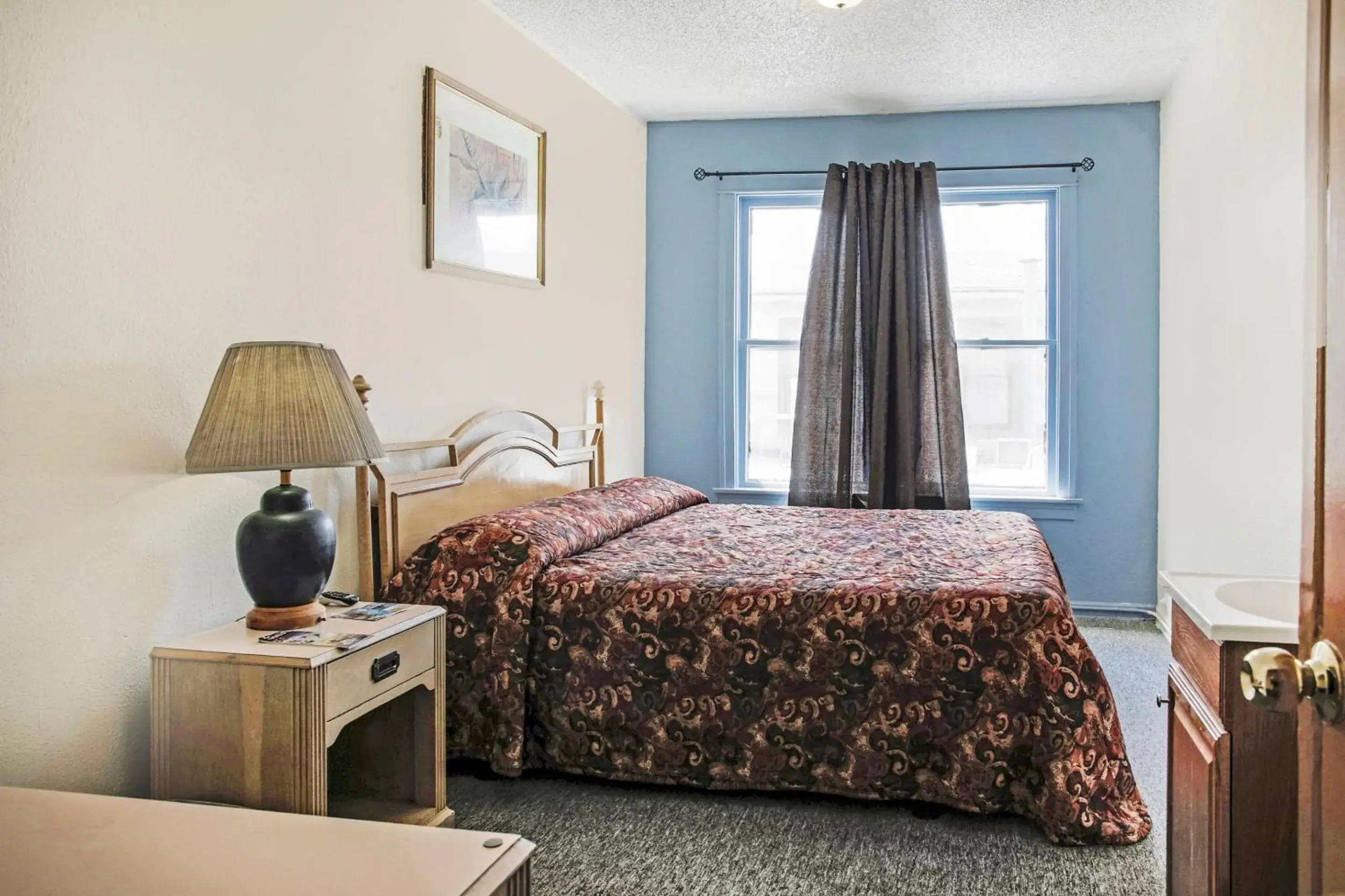 Bedroom, Bed in OYO Cameron Historic Hotel Brownsville I-69E