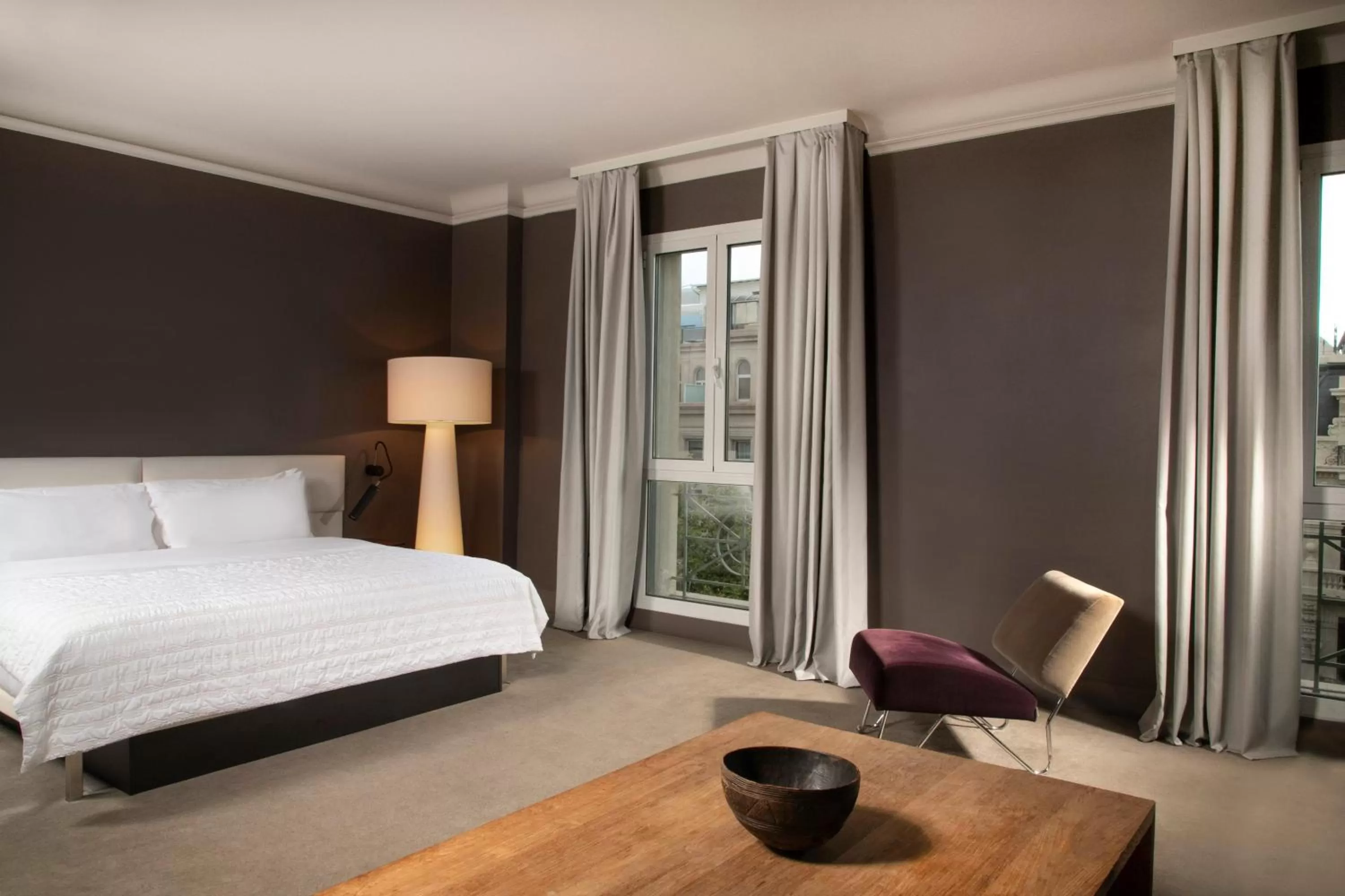 Photo of the whole room, Bed in Le Meridien Barcelona