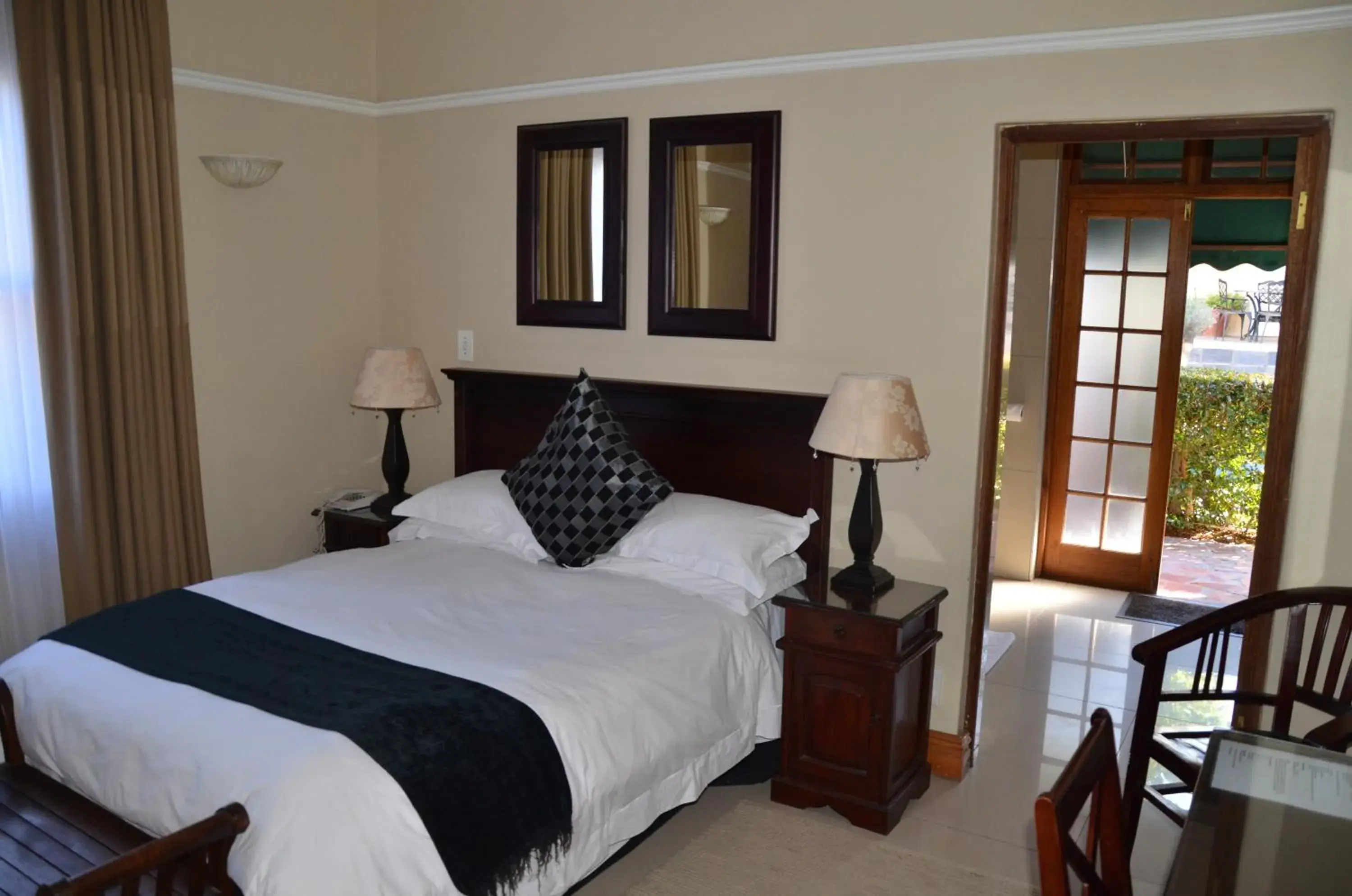 Photo of the whole room, Bed in Lemoenkloof Guesthouse