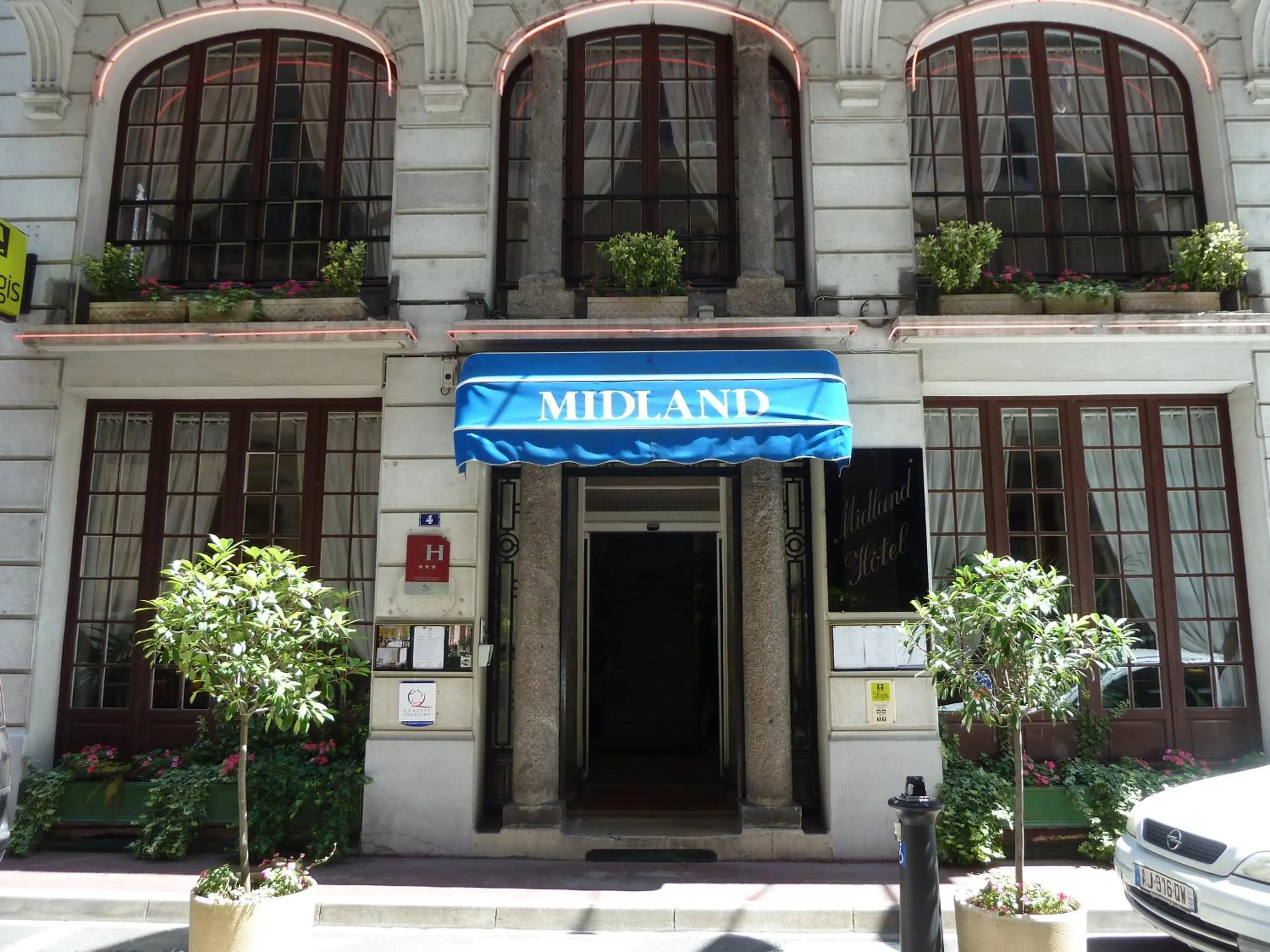 Facade/entrance in Logis Le Midland