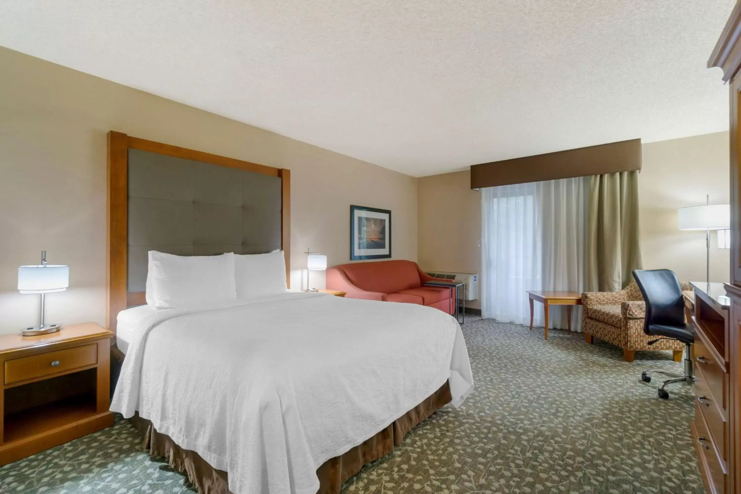 Bedroom in Best Western Plus Oak Harbor Hotel and Conference Center