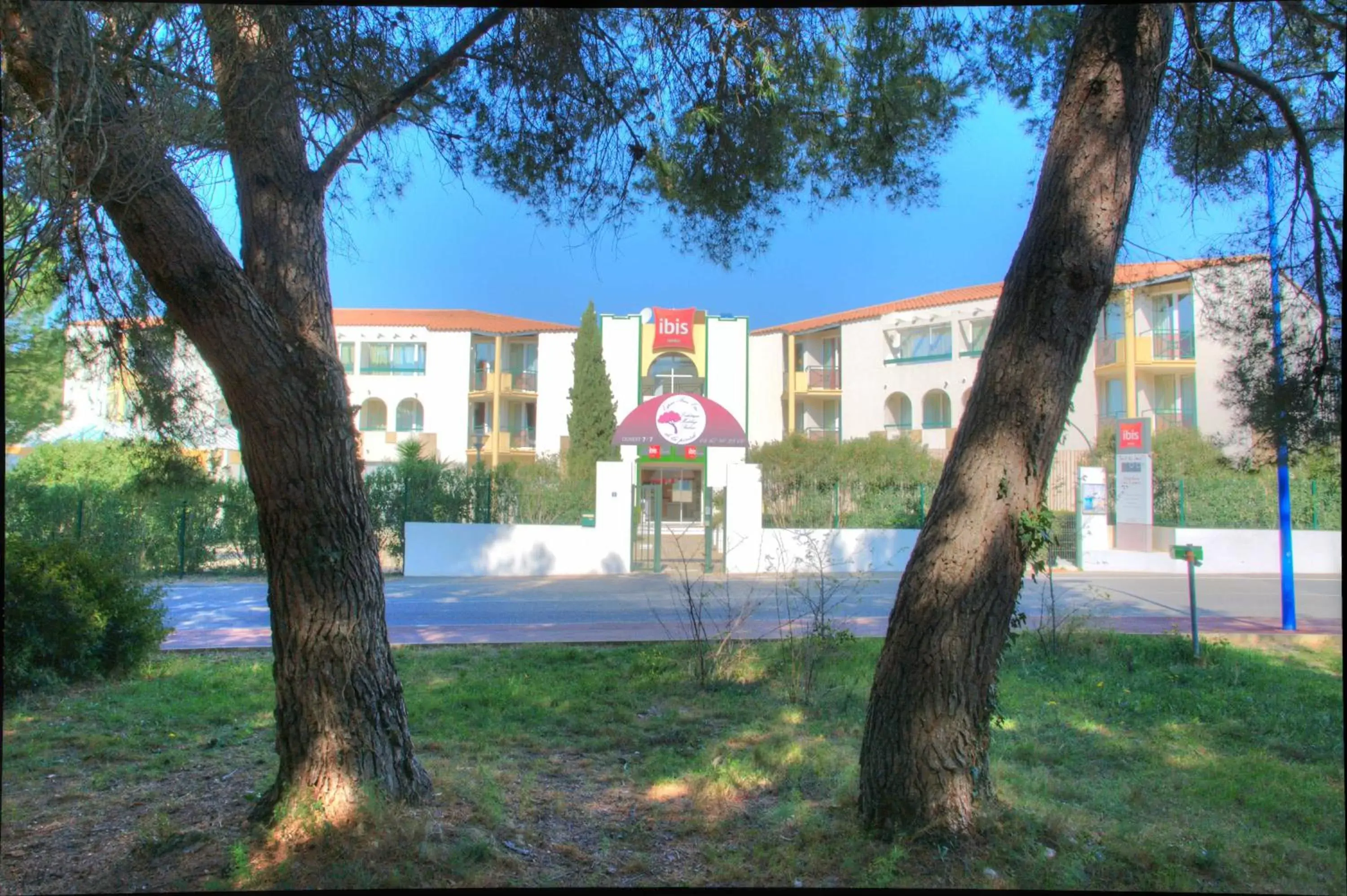 Facade/entrance, Property Building in ibis Sète Balaruc les Bains Bien-être et Spa