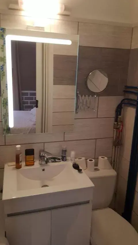 Bathroom in Hôtel Confort