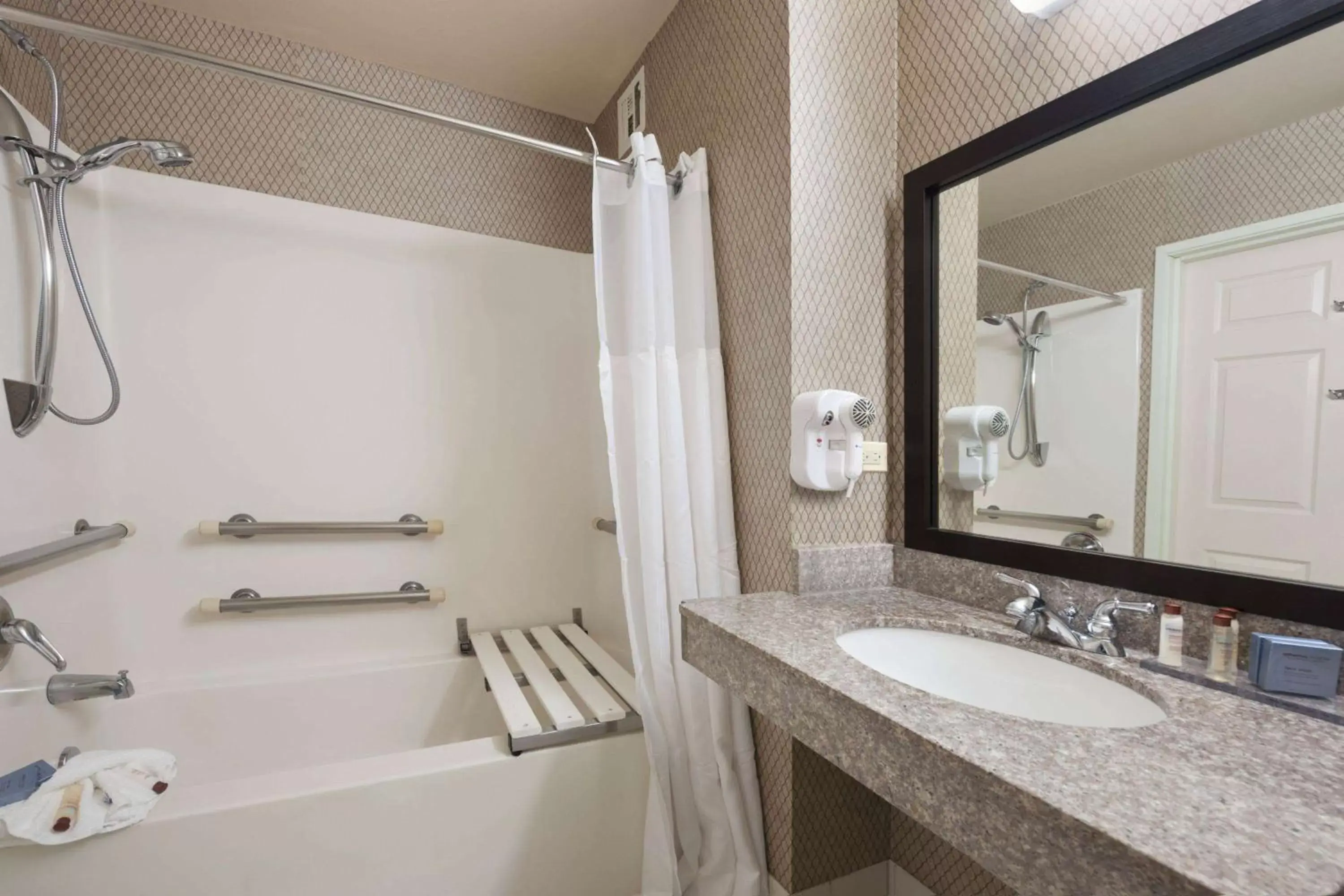 Photo of the whole room, Bathroom in Wingate by Wyndham Schaumburg