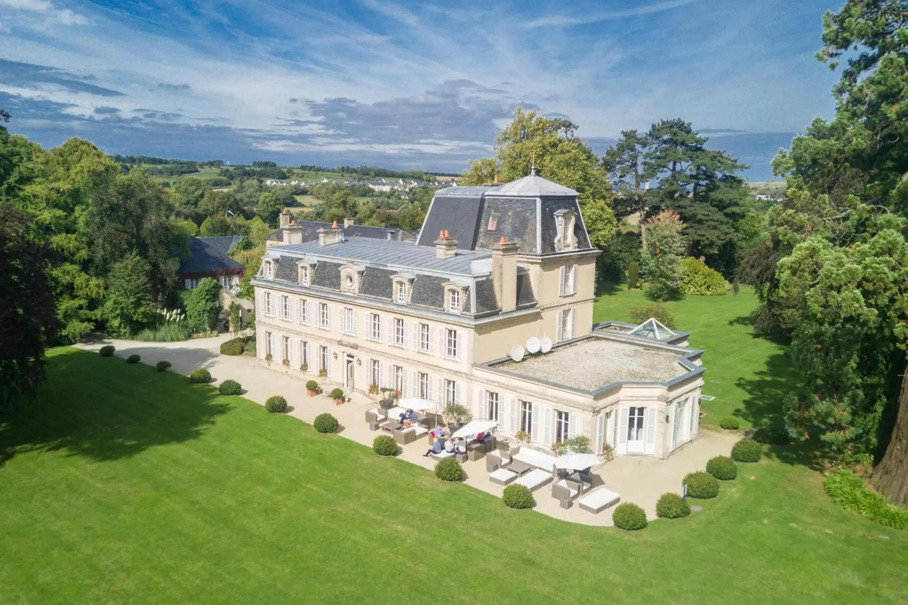 Property building, Bird's-eye View in Chateau La Cheneviere