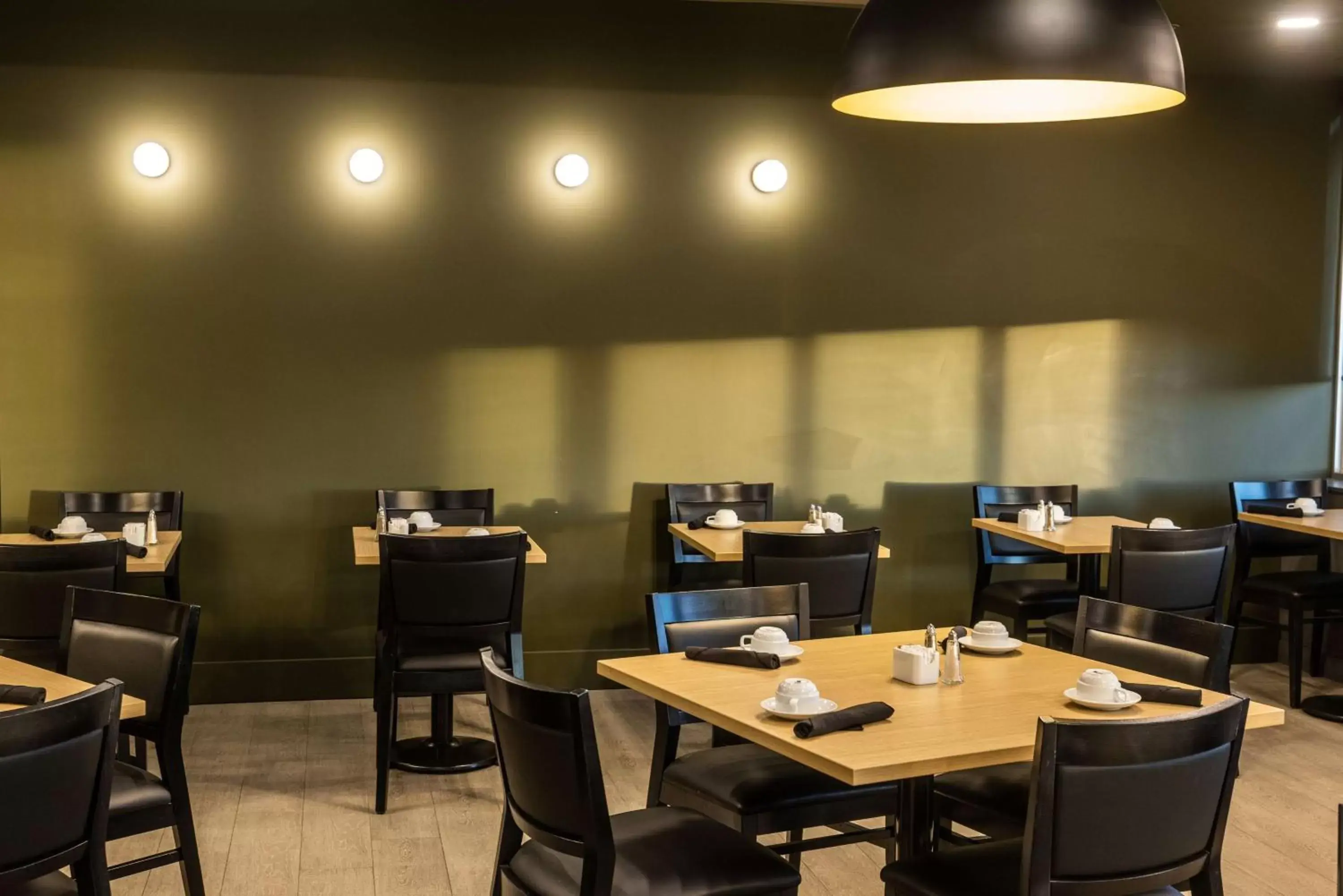 Restaurant/places to eat in DoubleTree by Hilton Calgary North Restaurant/places to eat in DoubleTree by Hilton Calgary North