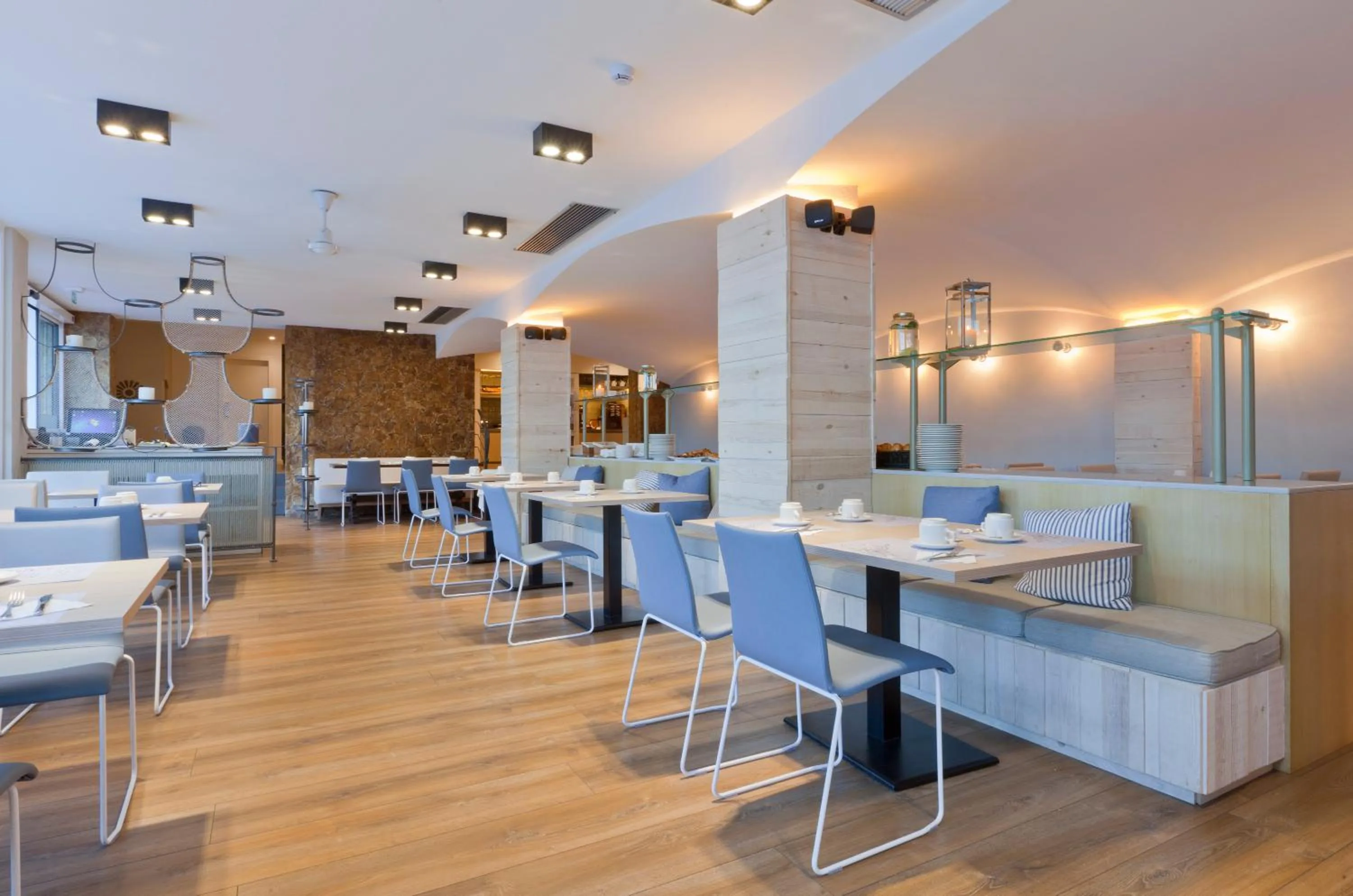 Restaurant/places to eat in Hotel Alga