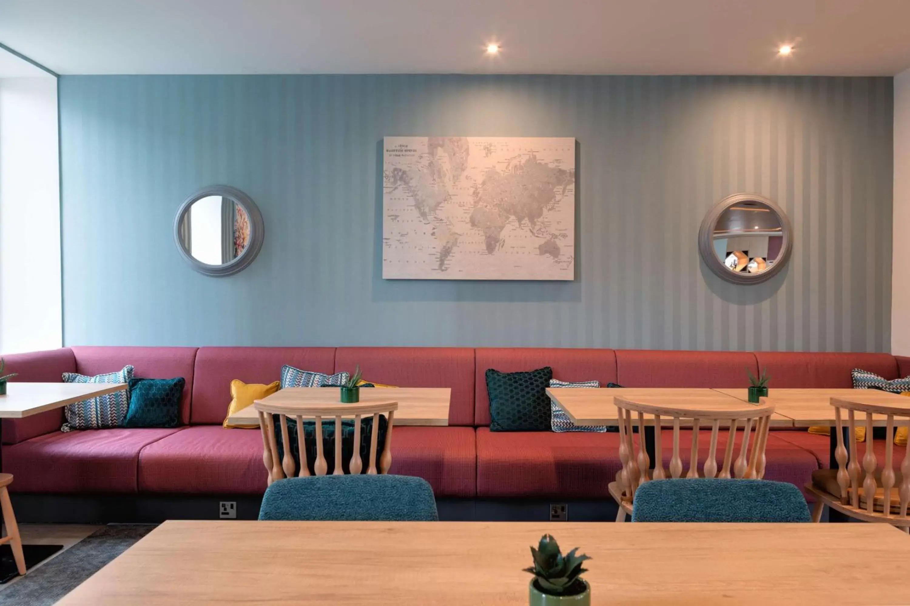 Restaurant/places to eat in Hampton by Hilton Ashford International Restaurant/places to eat in Hampton by Hilton Ashford International