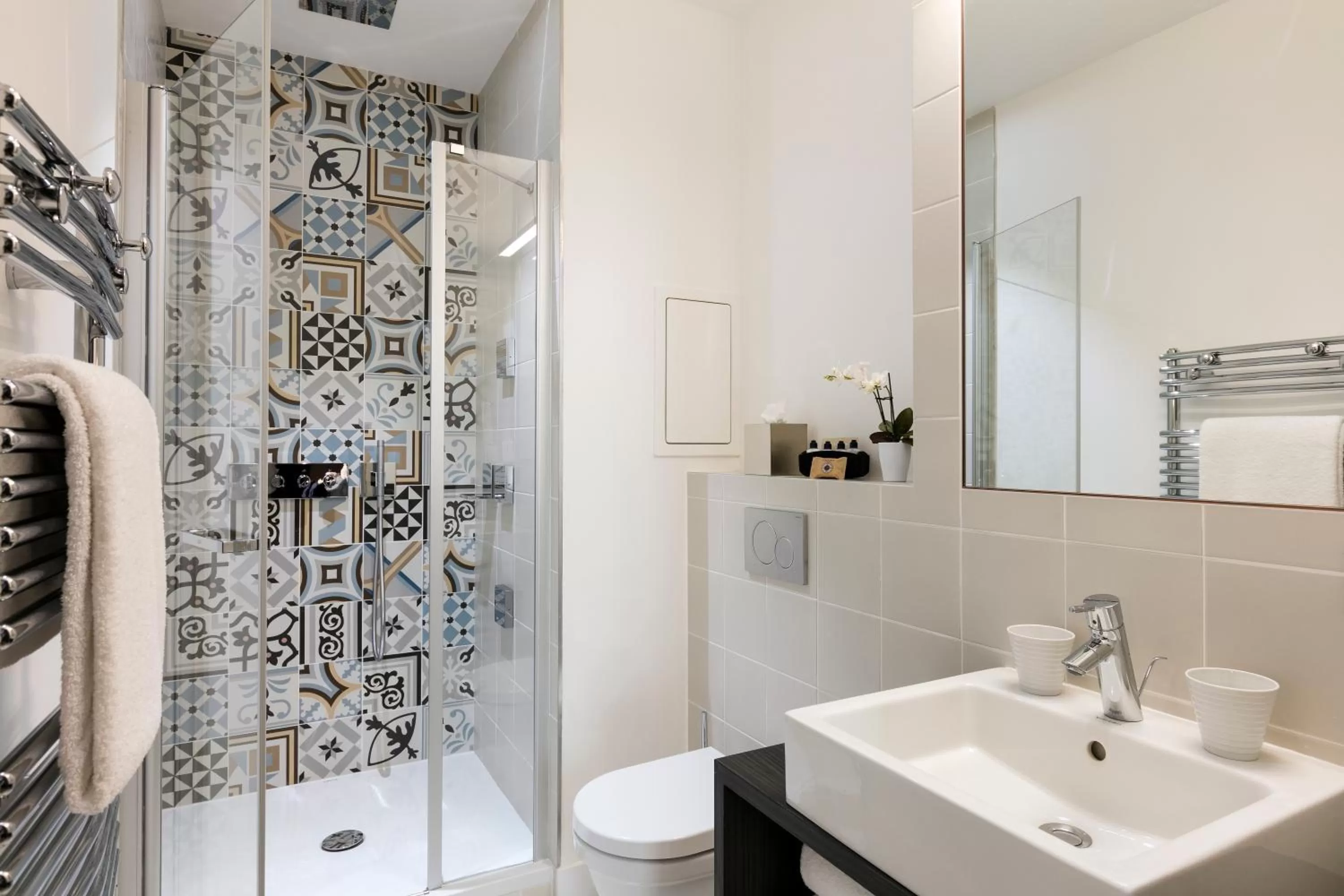 Bathroom in Hôtel Square Louvois