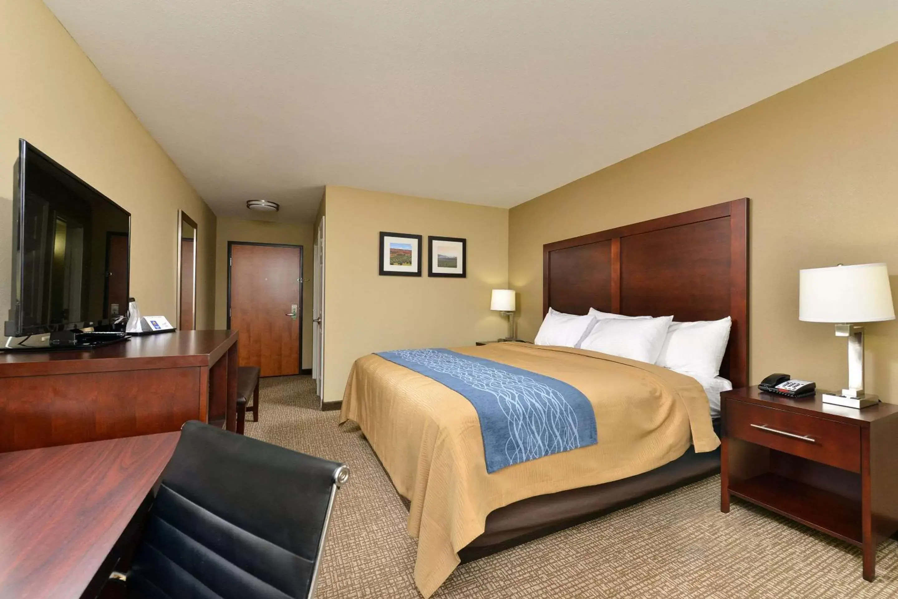Photo of the whole room, Bed in Comfort Inn and Suites Manheim