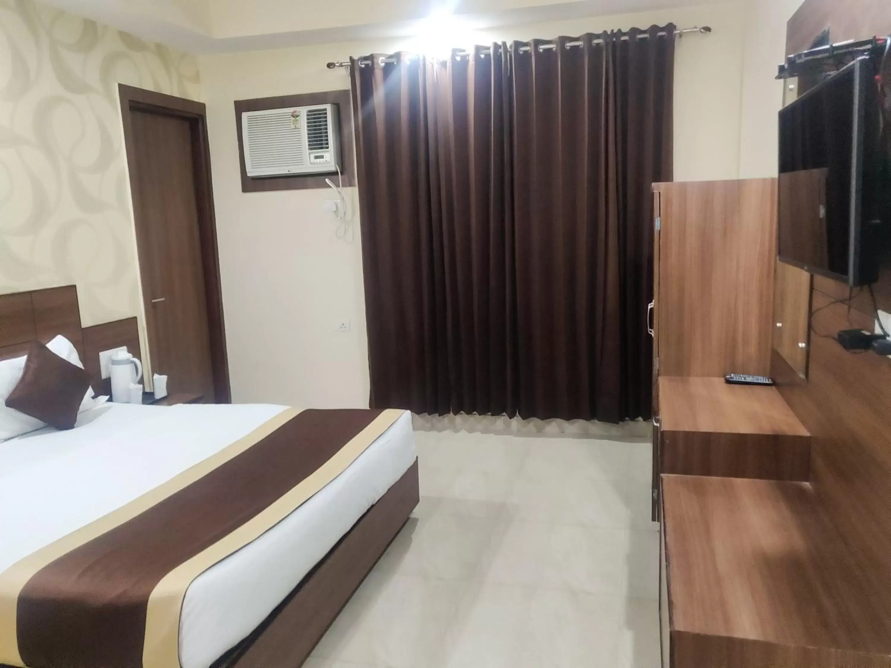 Deluxe Double Room (2 Adults + 1 Child) in Hotel The Vaishno Devi Hills Deluxe Double Room (2 Adults + 1 Child) in Hotel The Vaishno Devi Hills