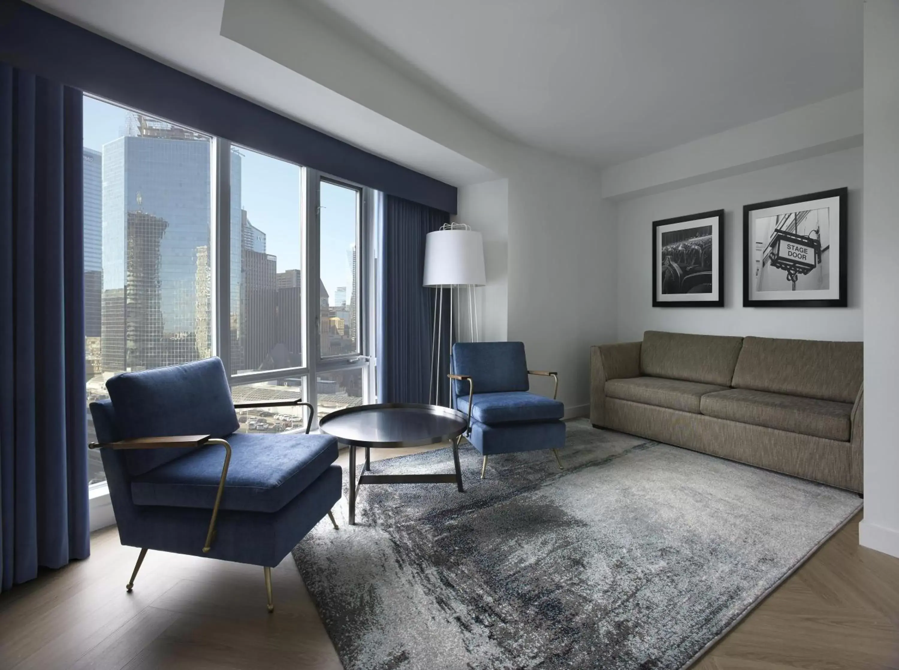 Living room, Seating Area in Pantages Hotel Toronto Centre