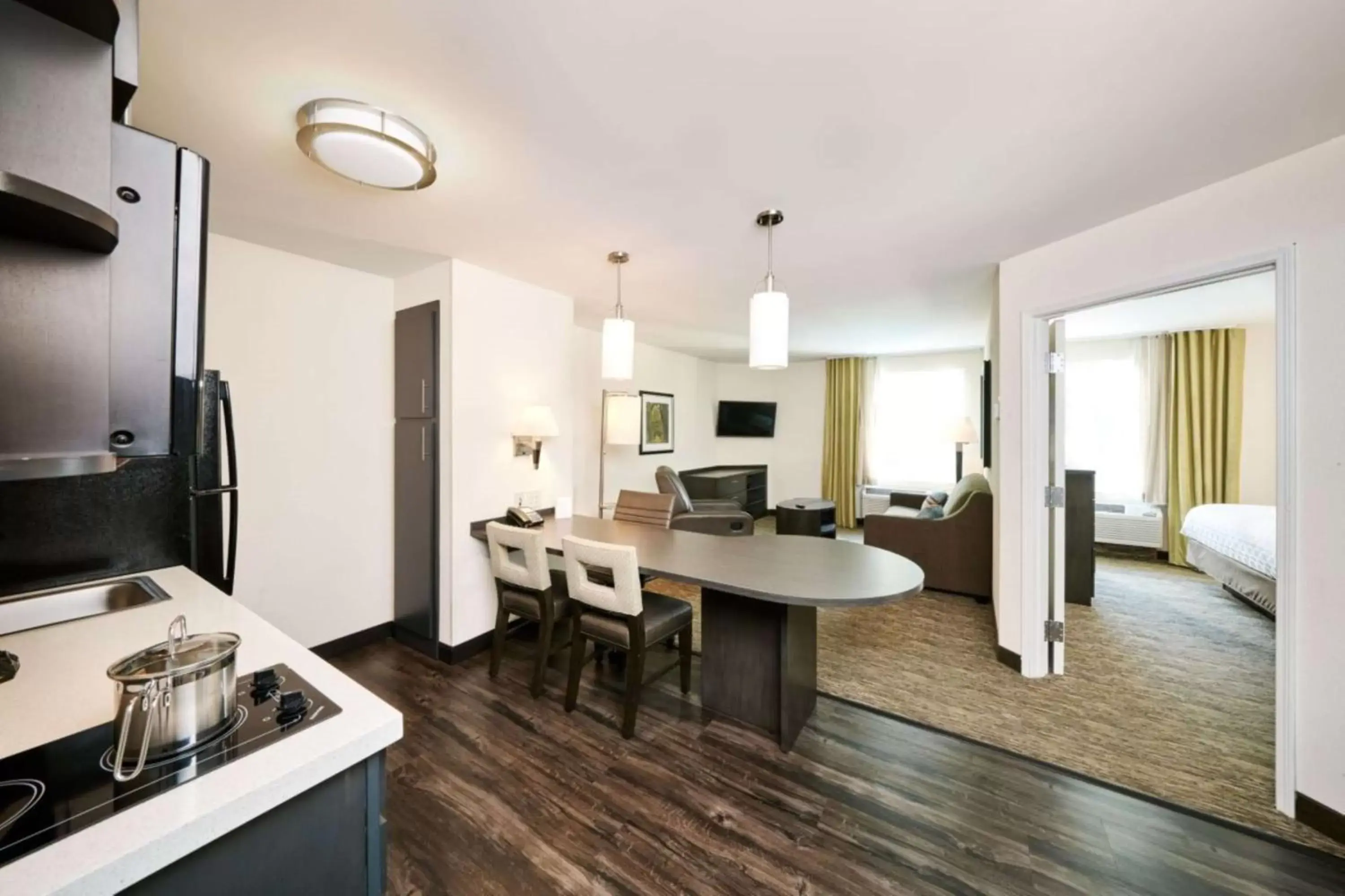 Kitchen or kitchenette in Sonesta Simply Suites Philadelphia Mount Laurel