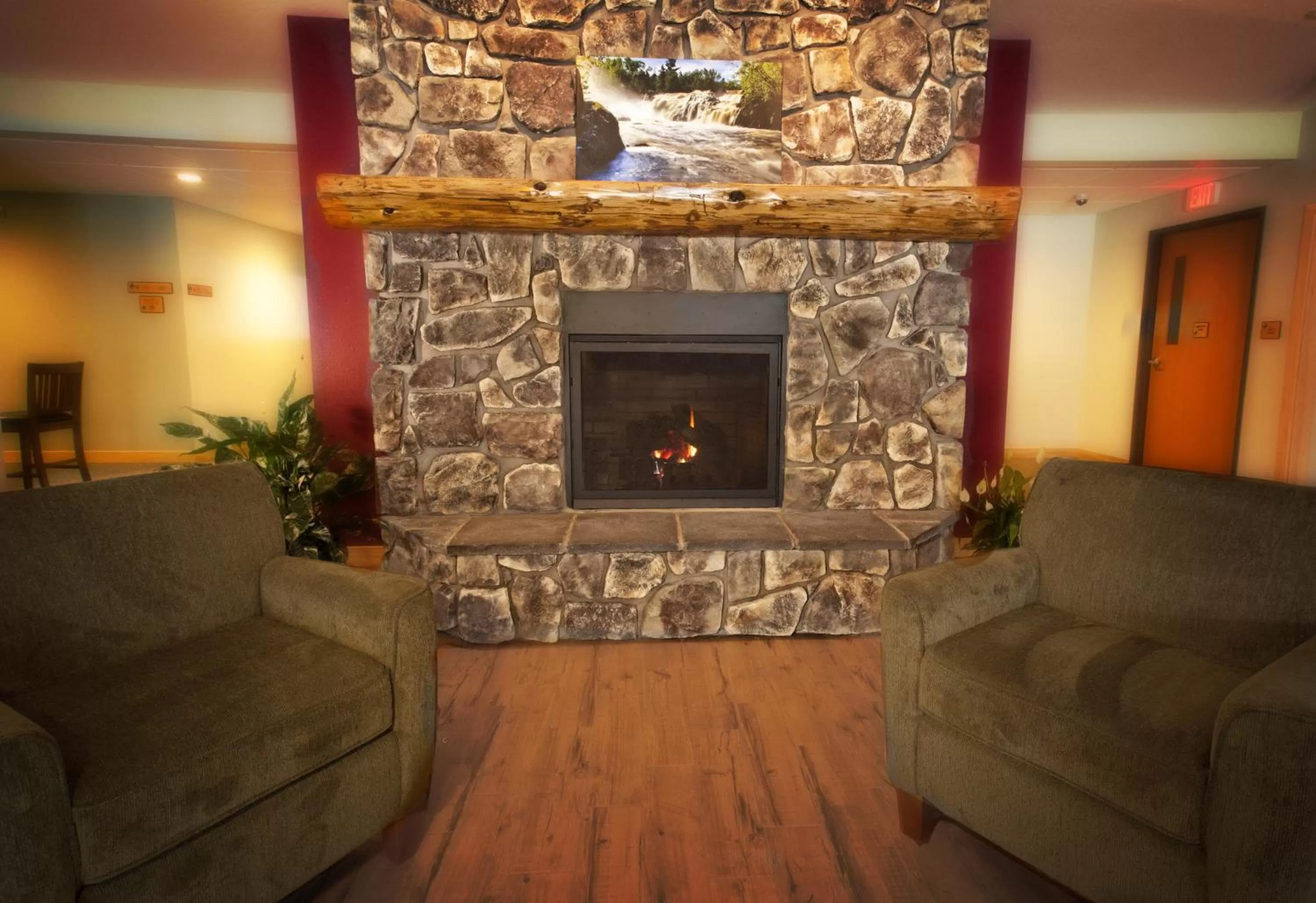 Communal lounge/ TV room, Seating Area in Junction Inn Suites & Conference Center