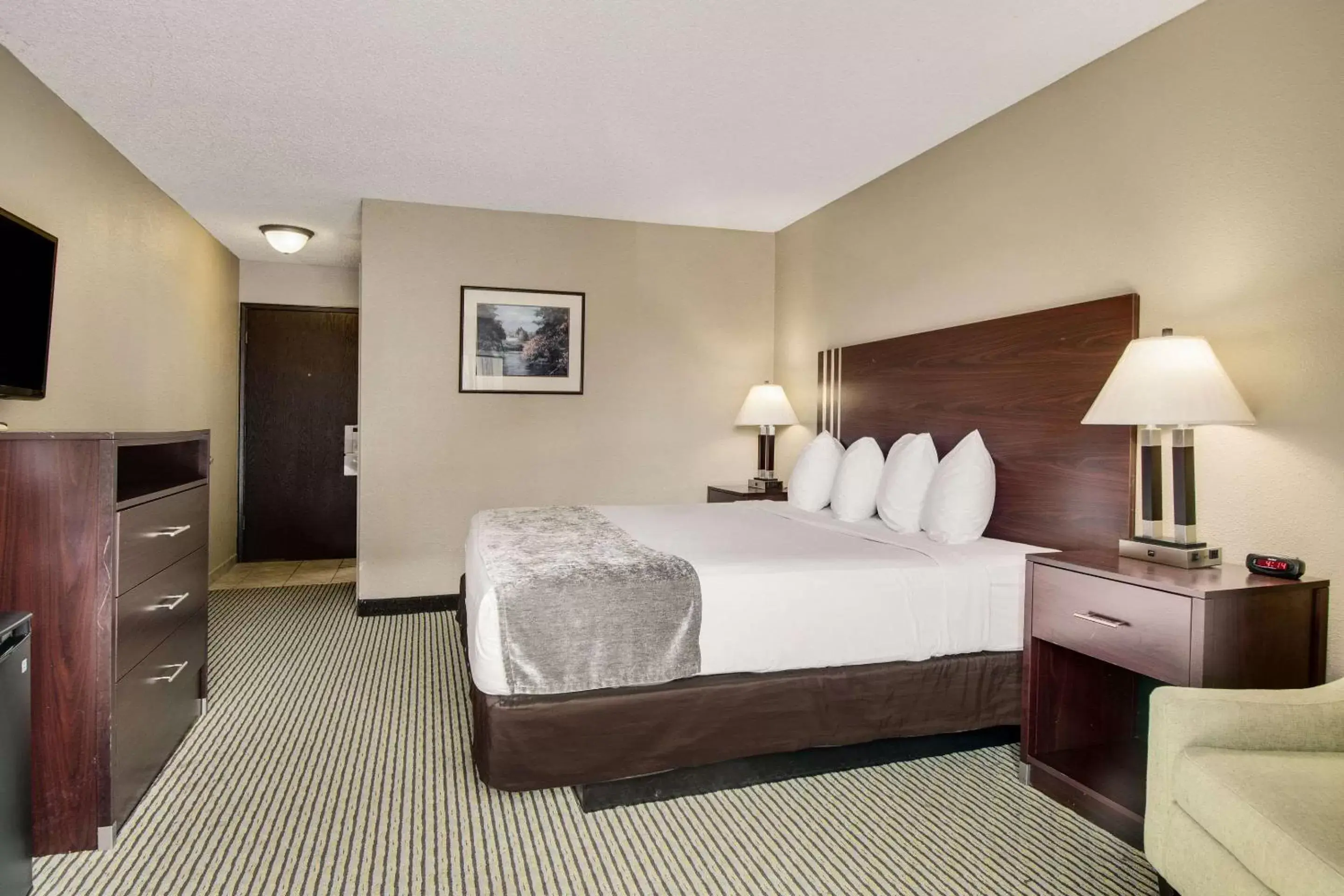 Bedroom, Bed in Rodeway Inn & Suites Portland - Jantzen Beach