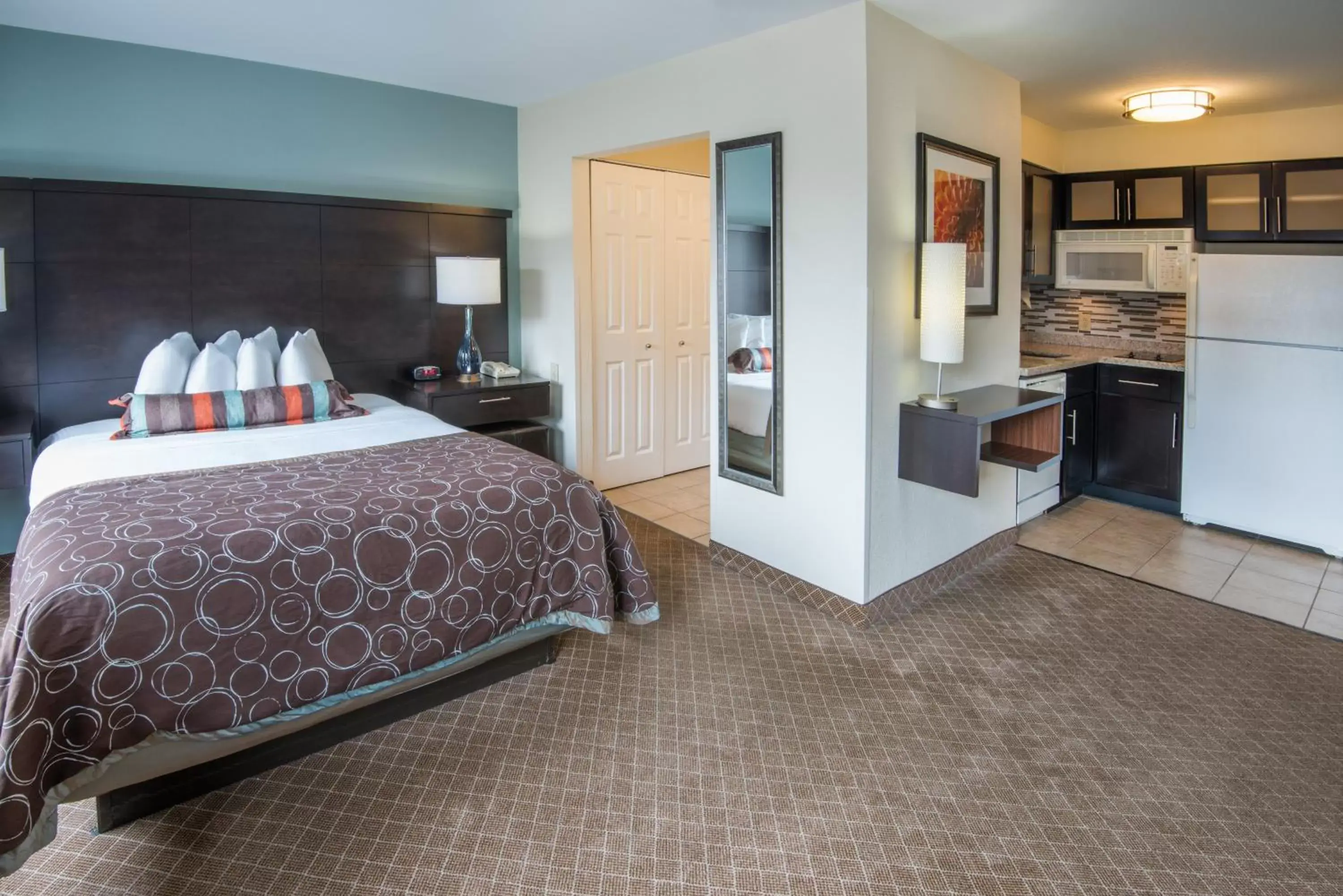 Photo of the whole room, Bed in Staybridge Suites Columbus-Airport, an IHG Hotel