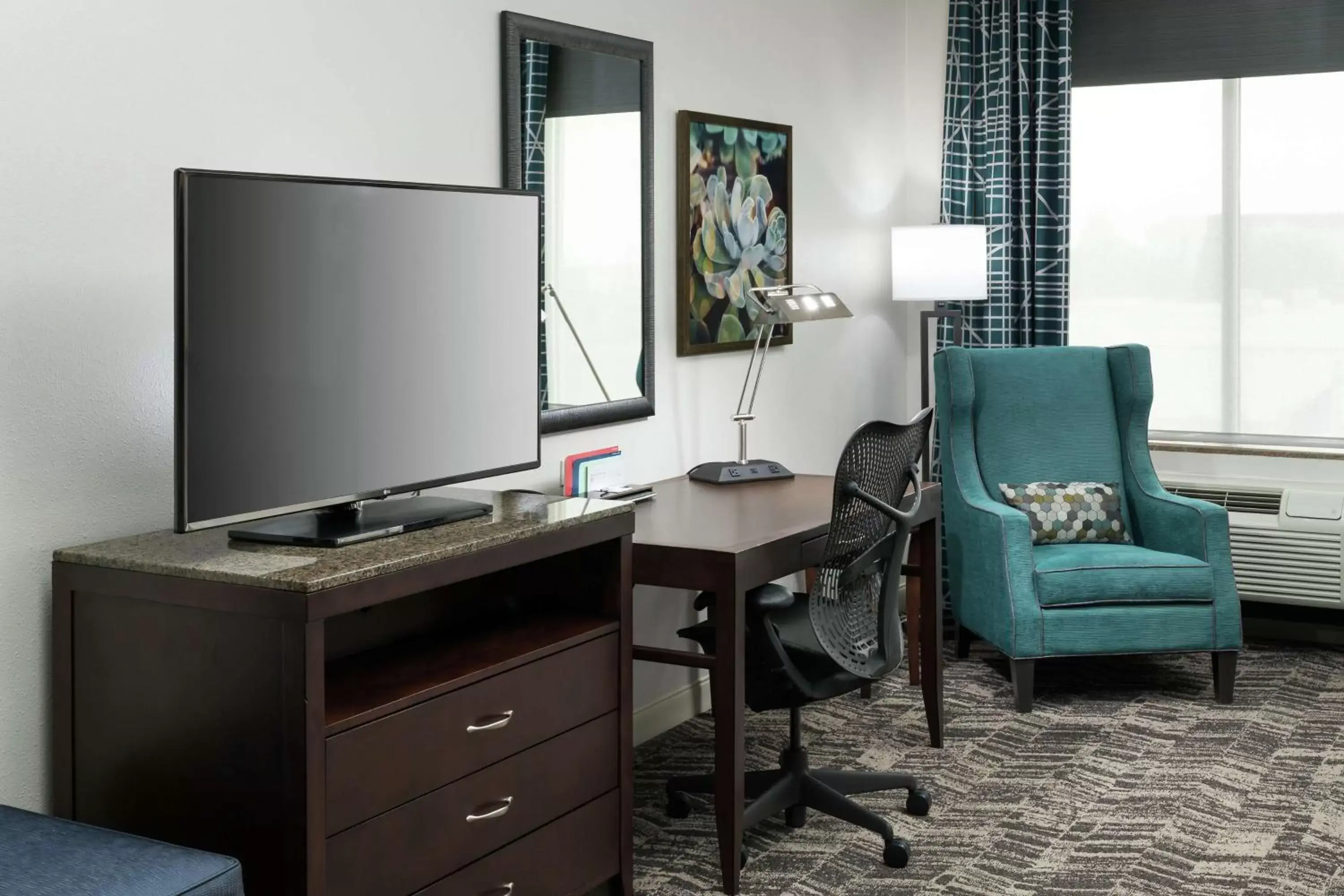 Bedroom, TV/Entertainment Center in Hilton Garden Inn DFW North Grapevine