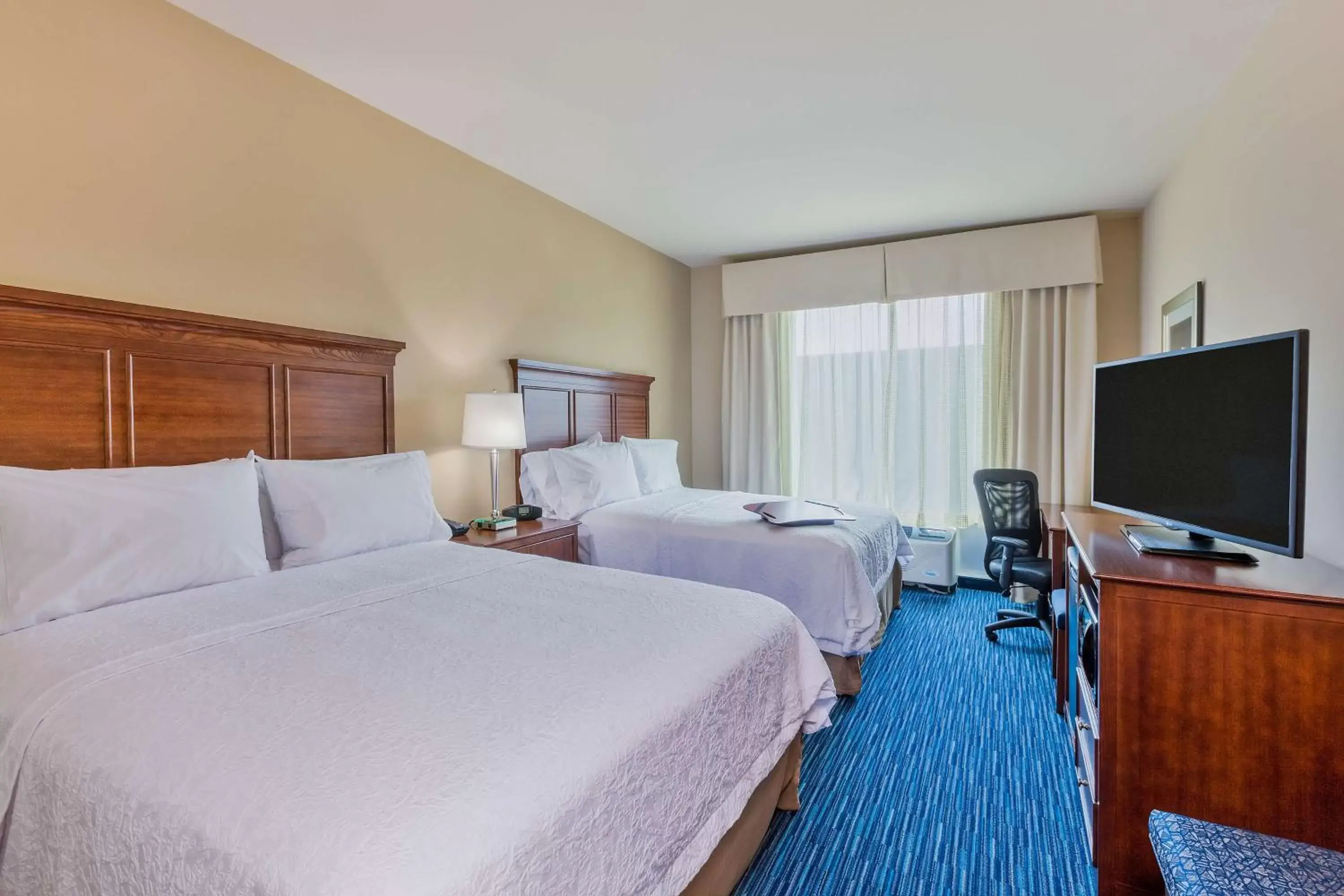Bed, TV/Entertainment Center in Hampton Inn & Suites Owensboro Downtown Waterfront