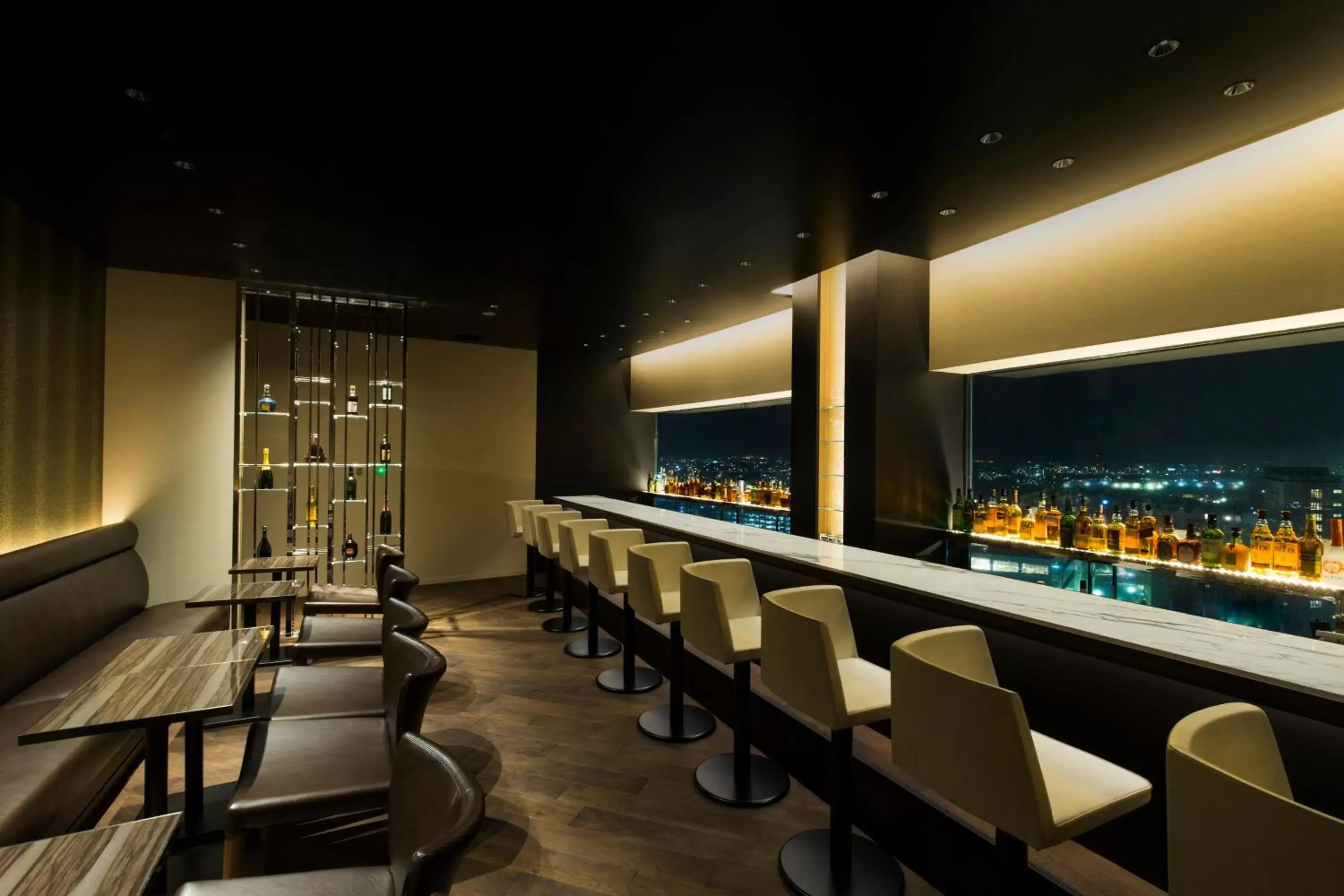 Lounge or bar in ANA Crowne Plaza Kanazawa, an IHG Hotel