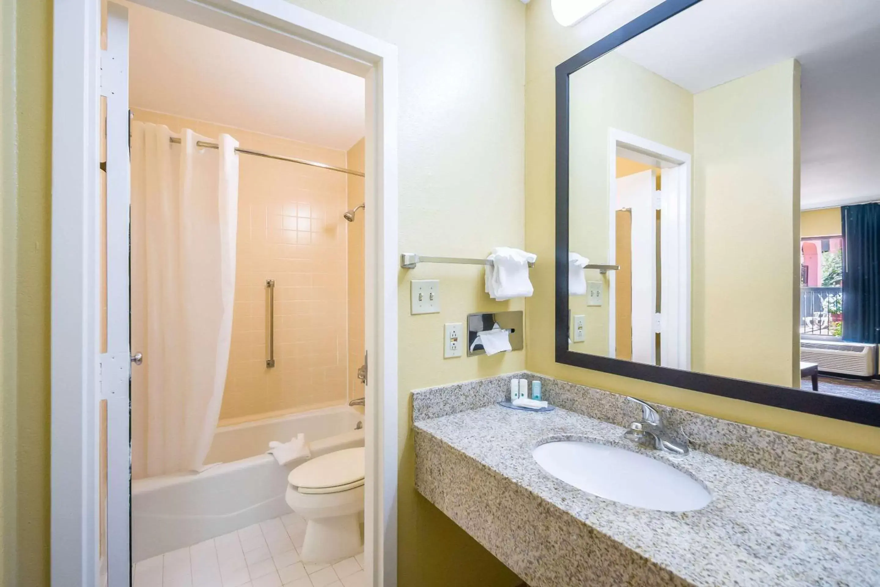 Photo of the whole room, Bathroom in Quality Inn Fredericksburg-Central Park Area