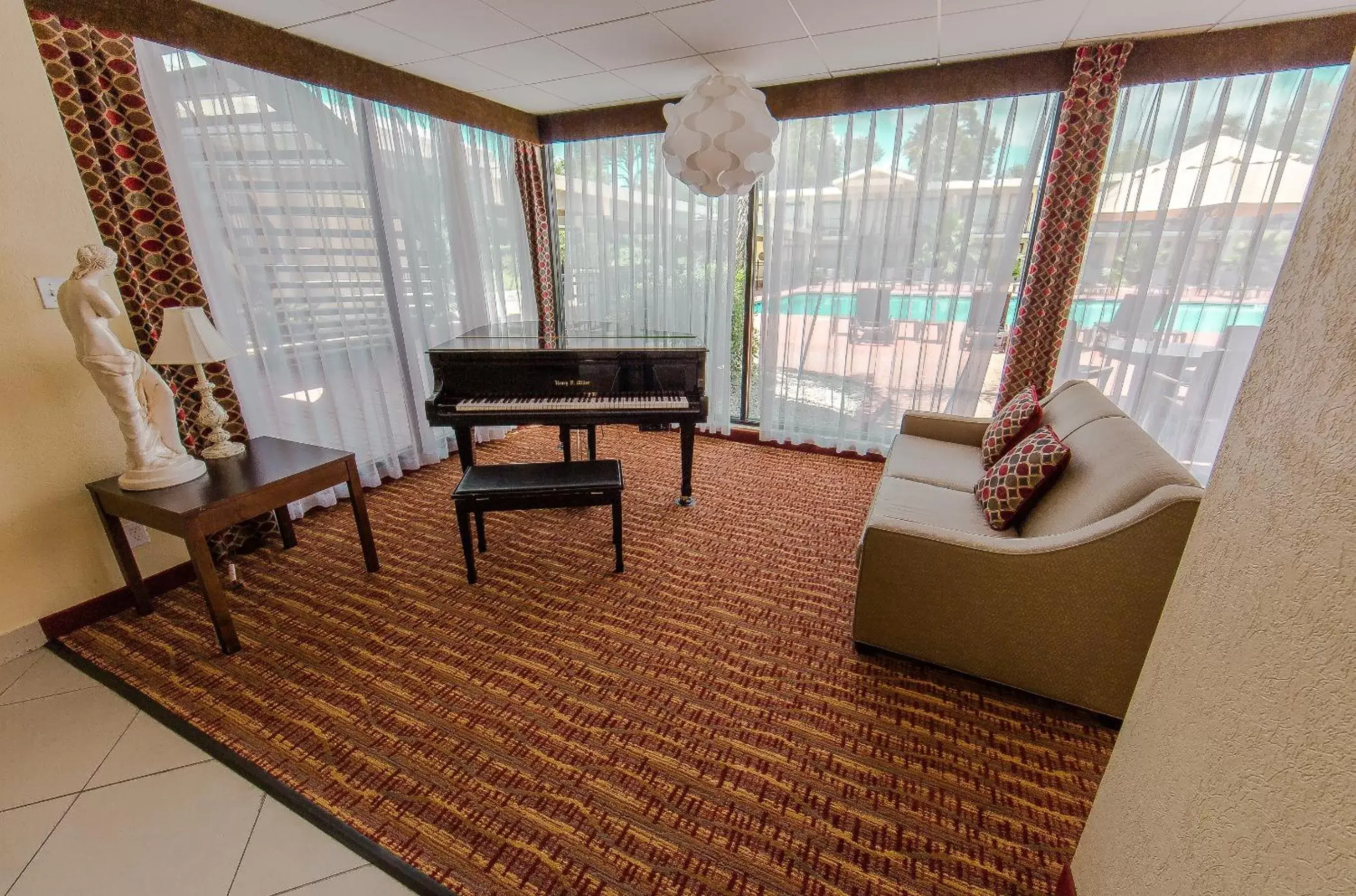 Communal lounge/ TV room, Seating Area in Ramada by Wyndham Houston Intercontinental Airport East