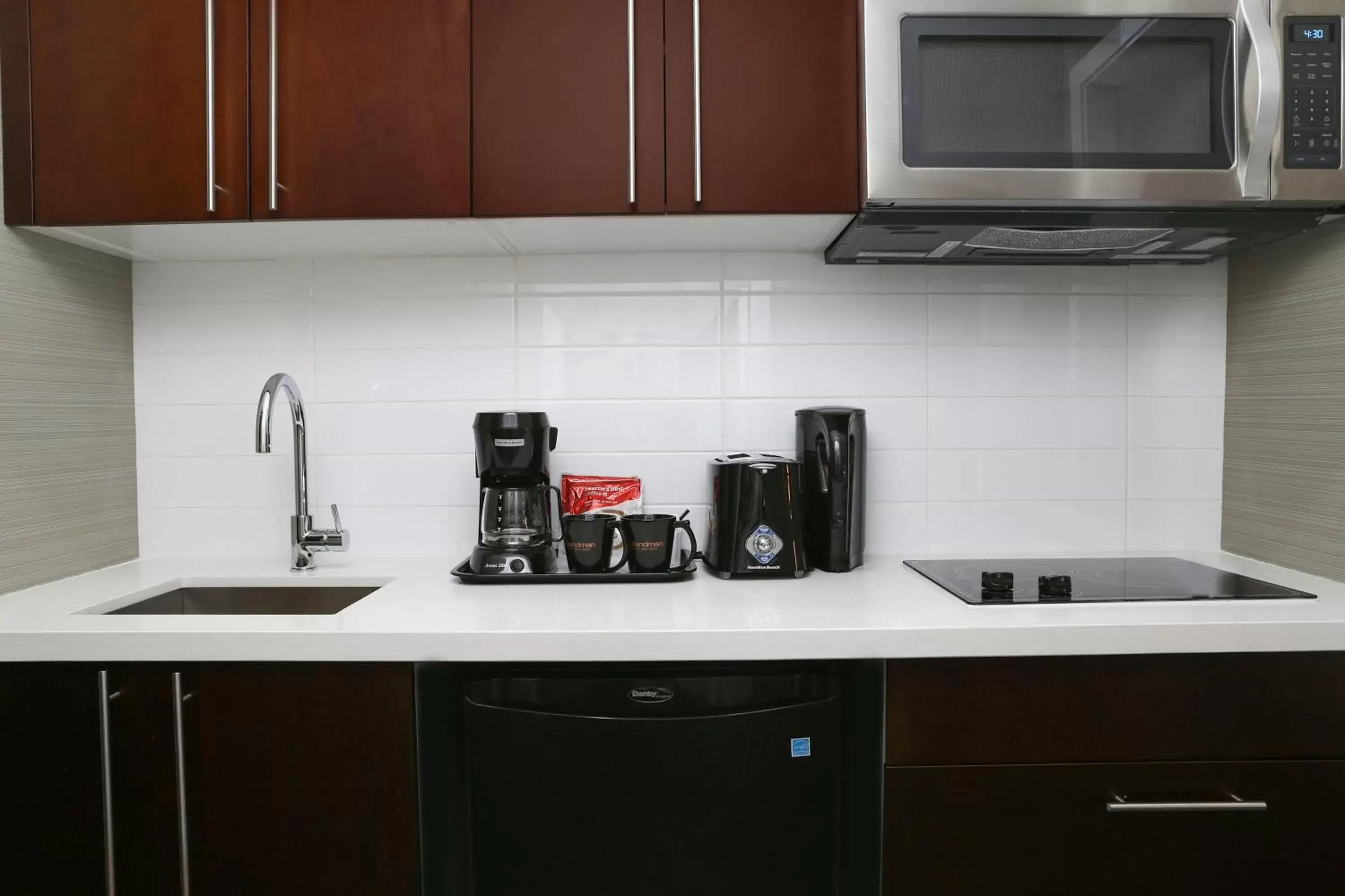 Photo of the whole room, Kitchen/Kitchenette in Sandman Hotel Abbotsford Airport