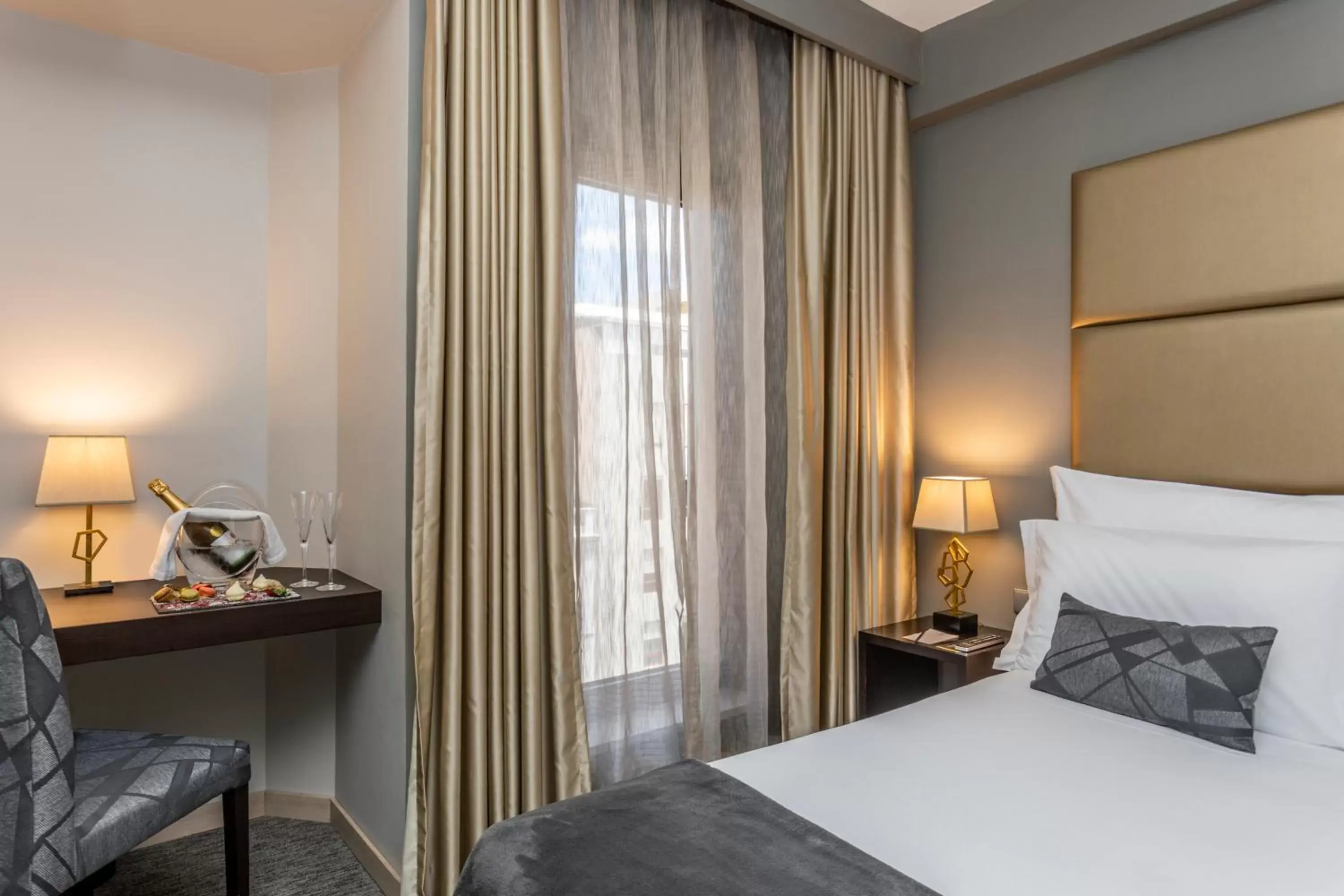 Bedroom, Bed in Czar Lisbon Hotel