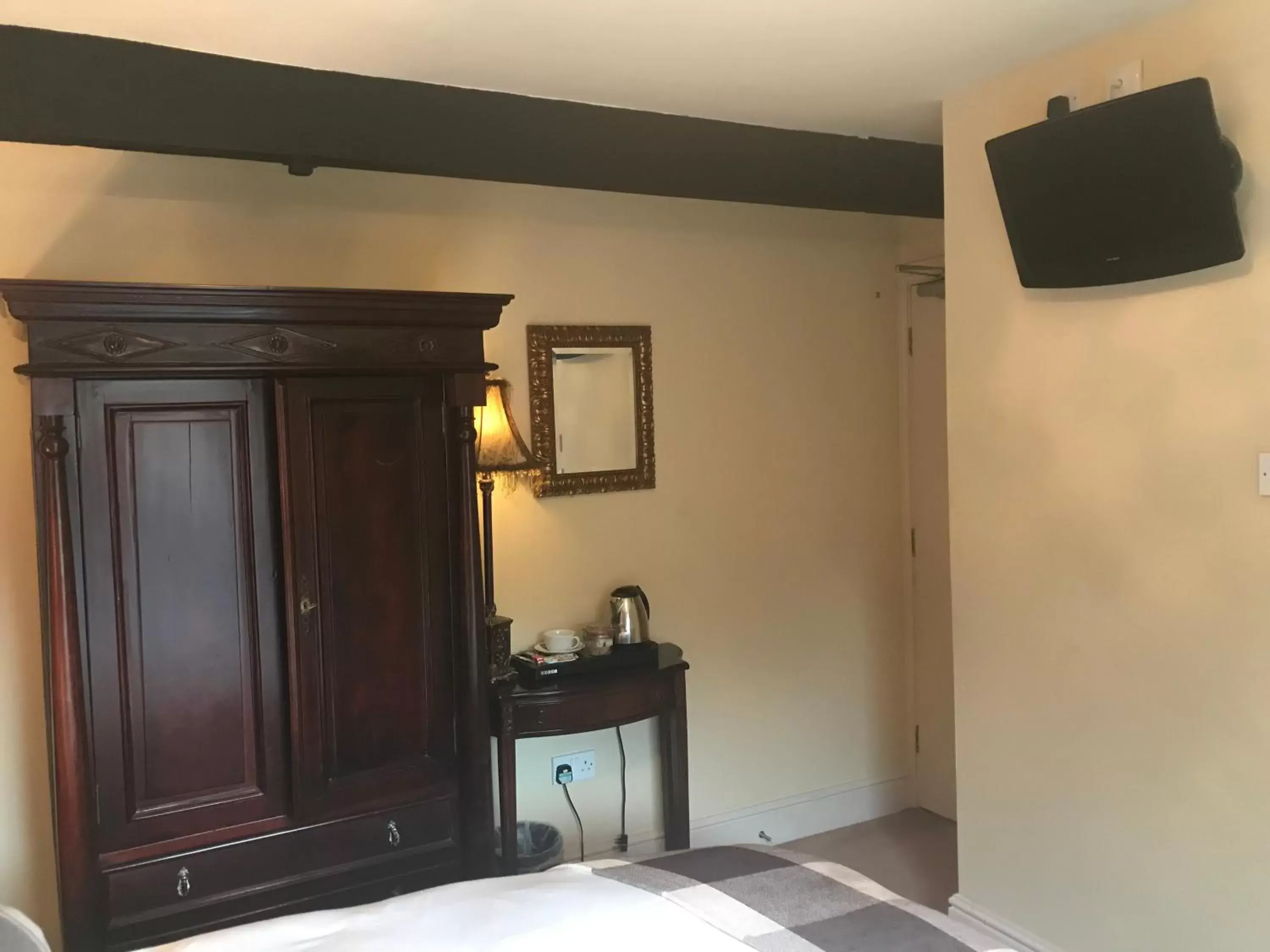 TV/Entertainment Center in The Kings Arms (Scalford)