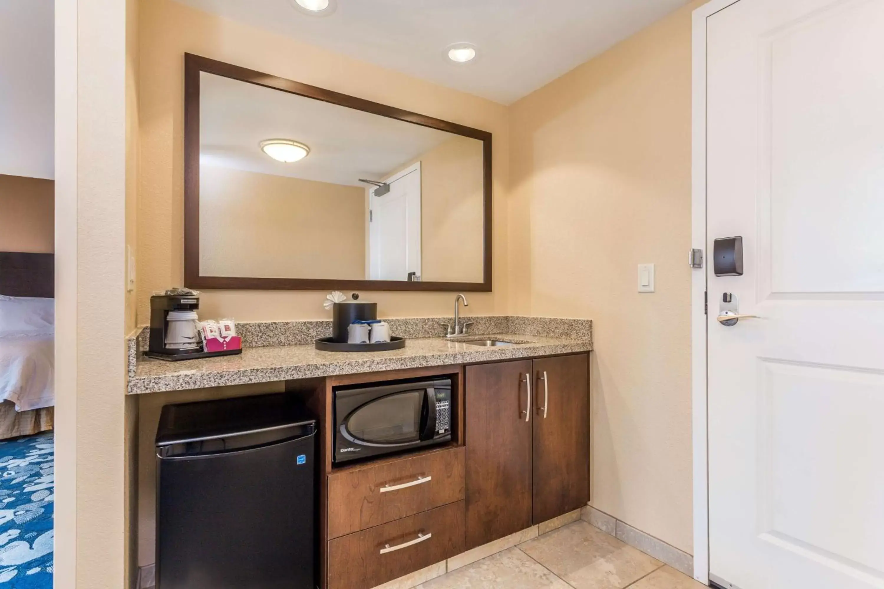 Kitchen or kitchenette, Kitchen/Kitchenette in Hampton Inn & Suites Madison Downtown