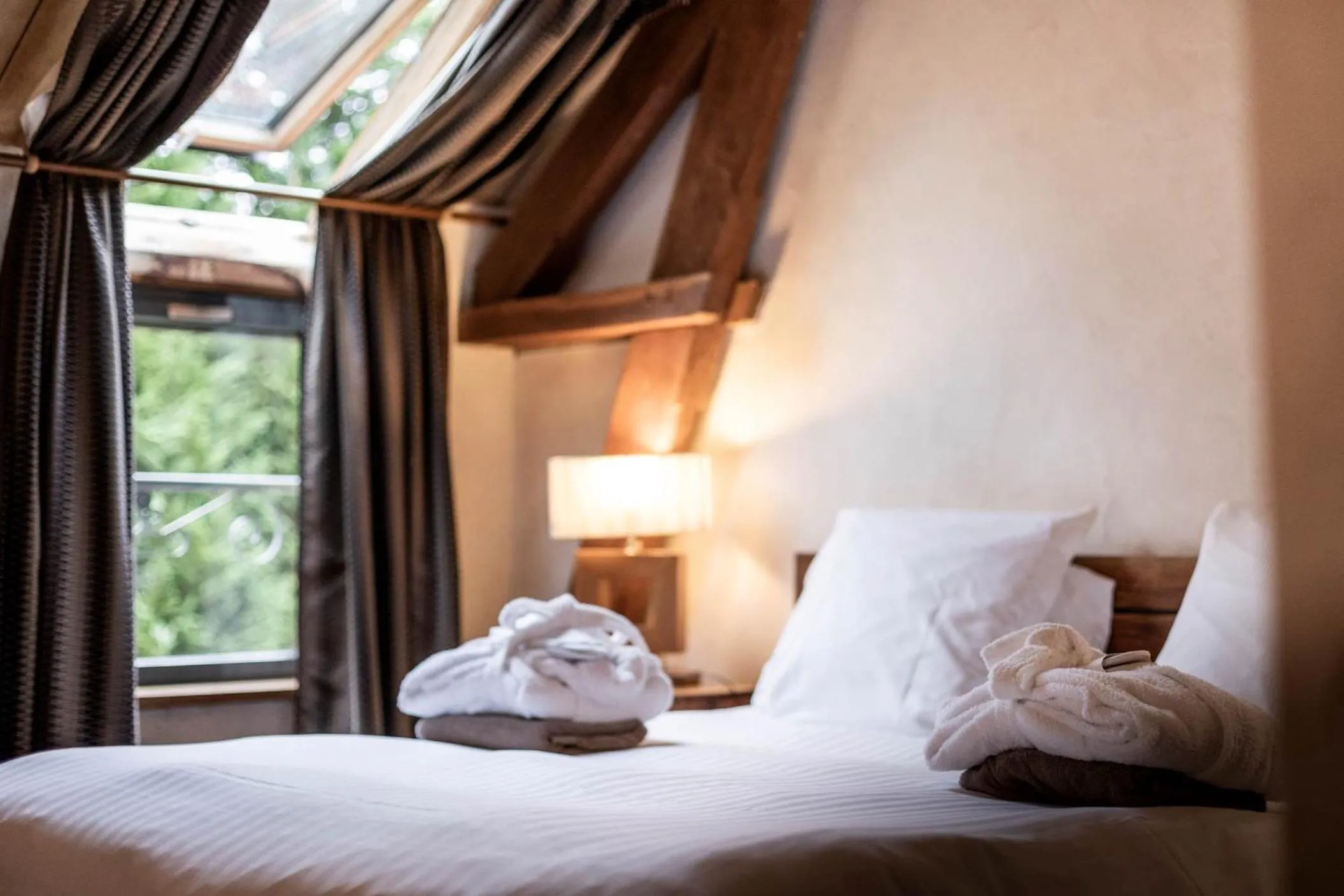 Bedroom, Bed in Manoir des Indes, The Originals Relais