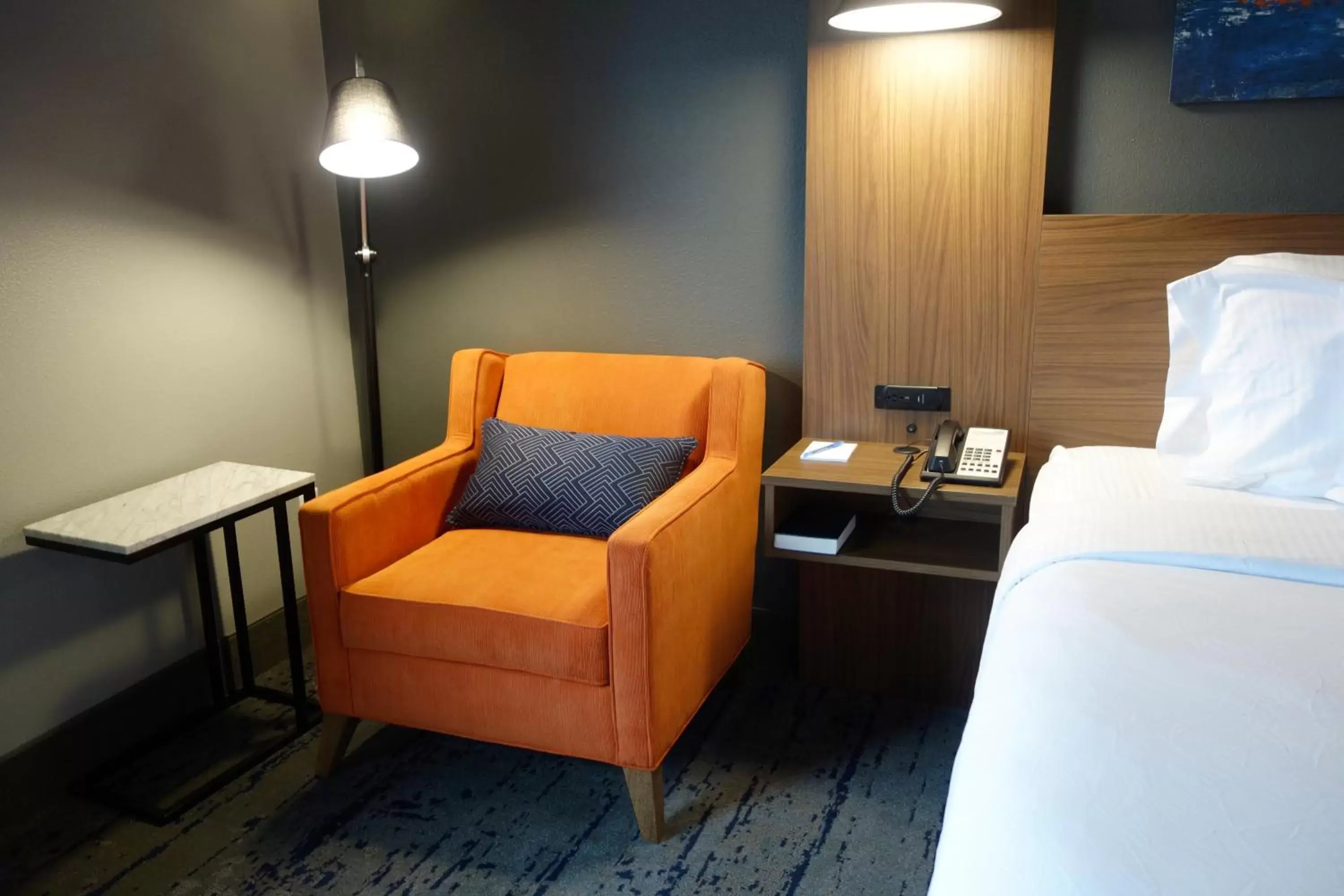 Bed, Seating Area in La Quinta Inn & Suites by Wyndham Springfield