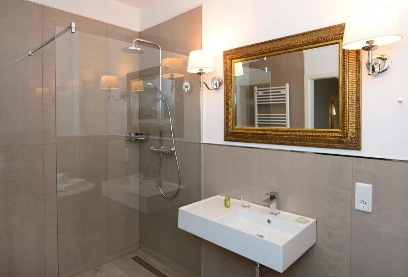 Shower in Hotel No. 11