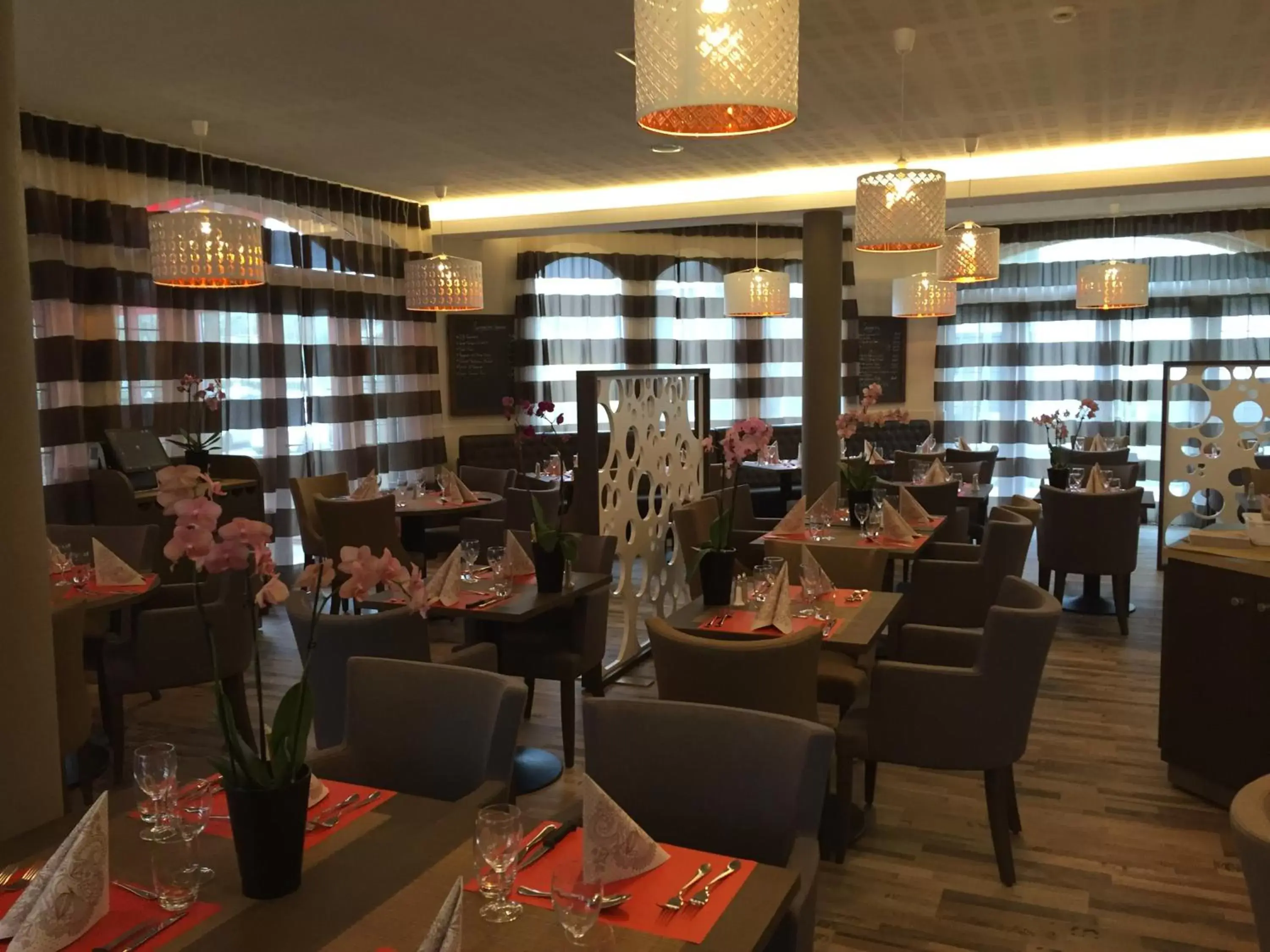 Food and drinks, Restaurant/Places to Eat in Threeland Hotel