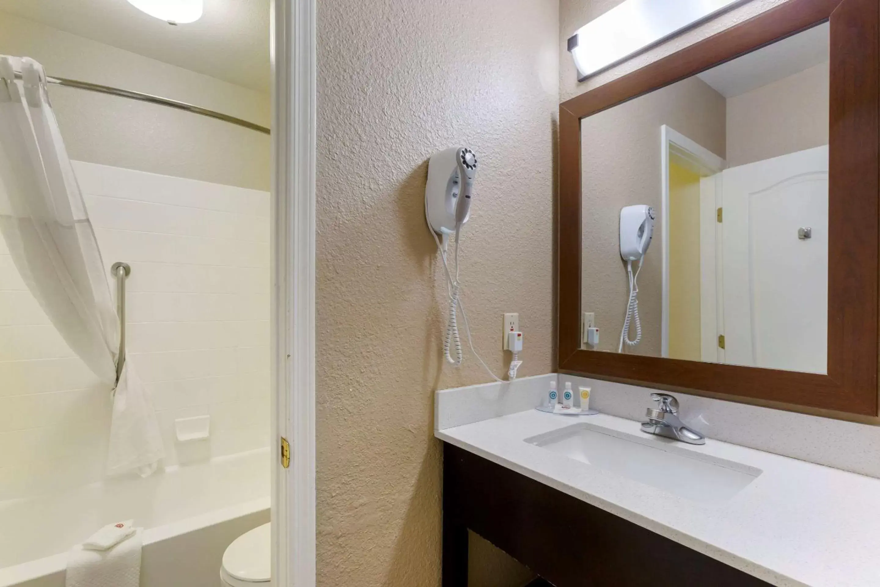 Bedroom, Bathroom in Comfort Inn & Suites North Glendale and Peoria