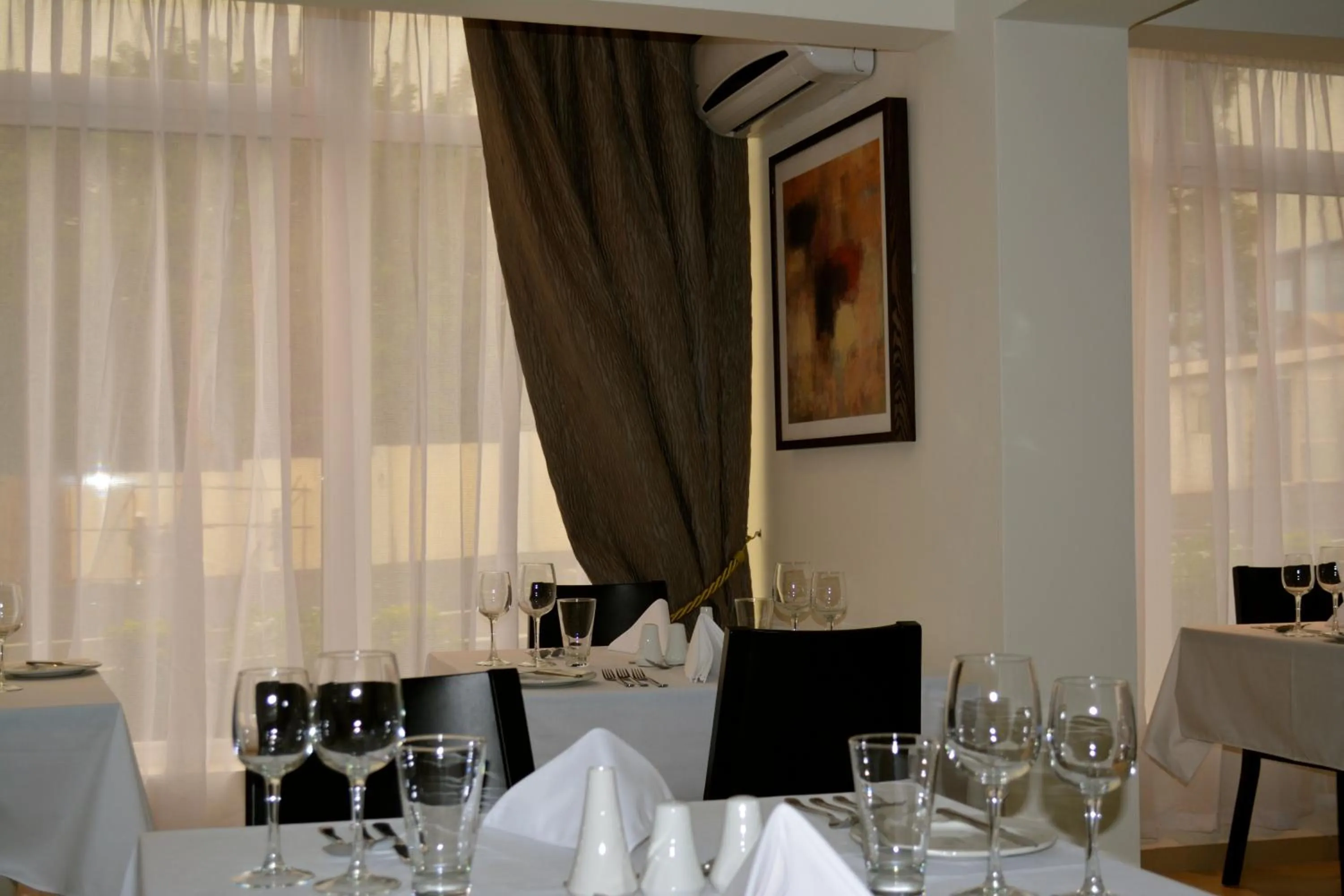 Restaurant/places to eat in New Brookfields Hotel