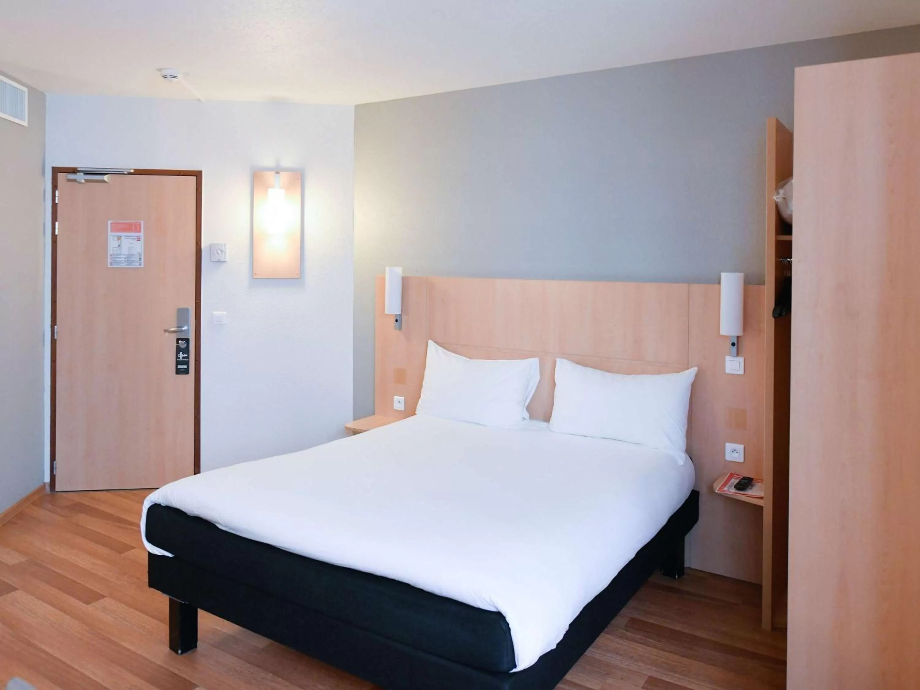 Bedroom, Bed in ibis Paris Opera La Fayette