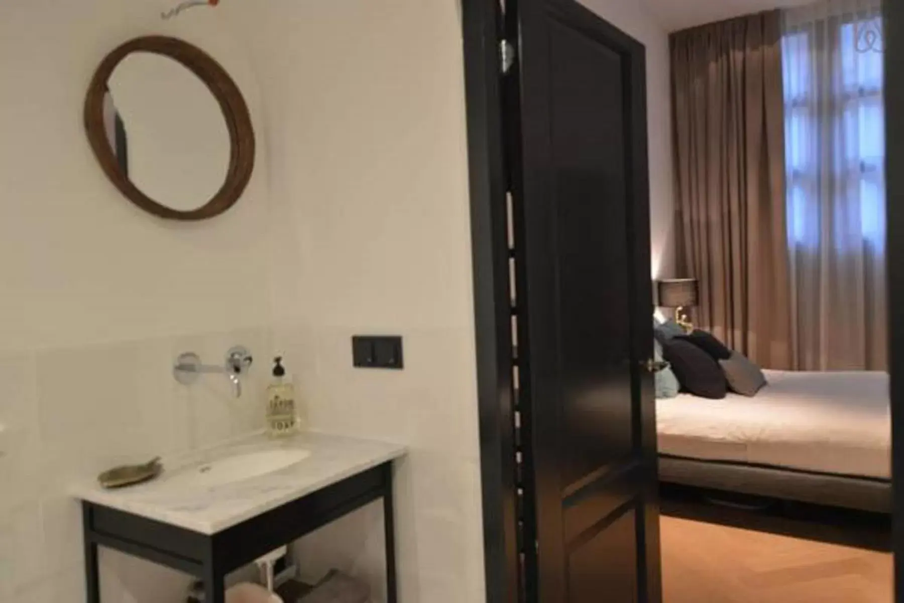 Bedroom, Bathroom in Romantic ground floor suite in Pijp near Sarphatipark