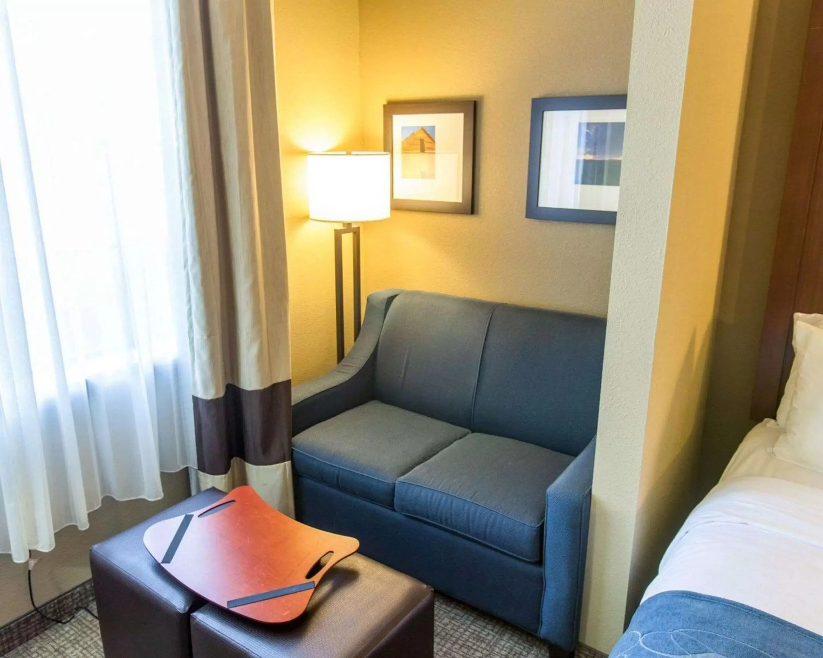 Photo of the whole room, Seating Area in Comfort Suites Idabel