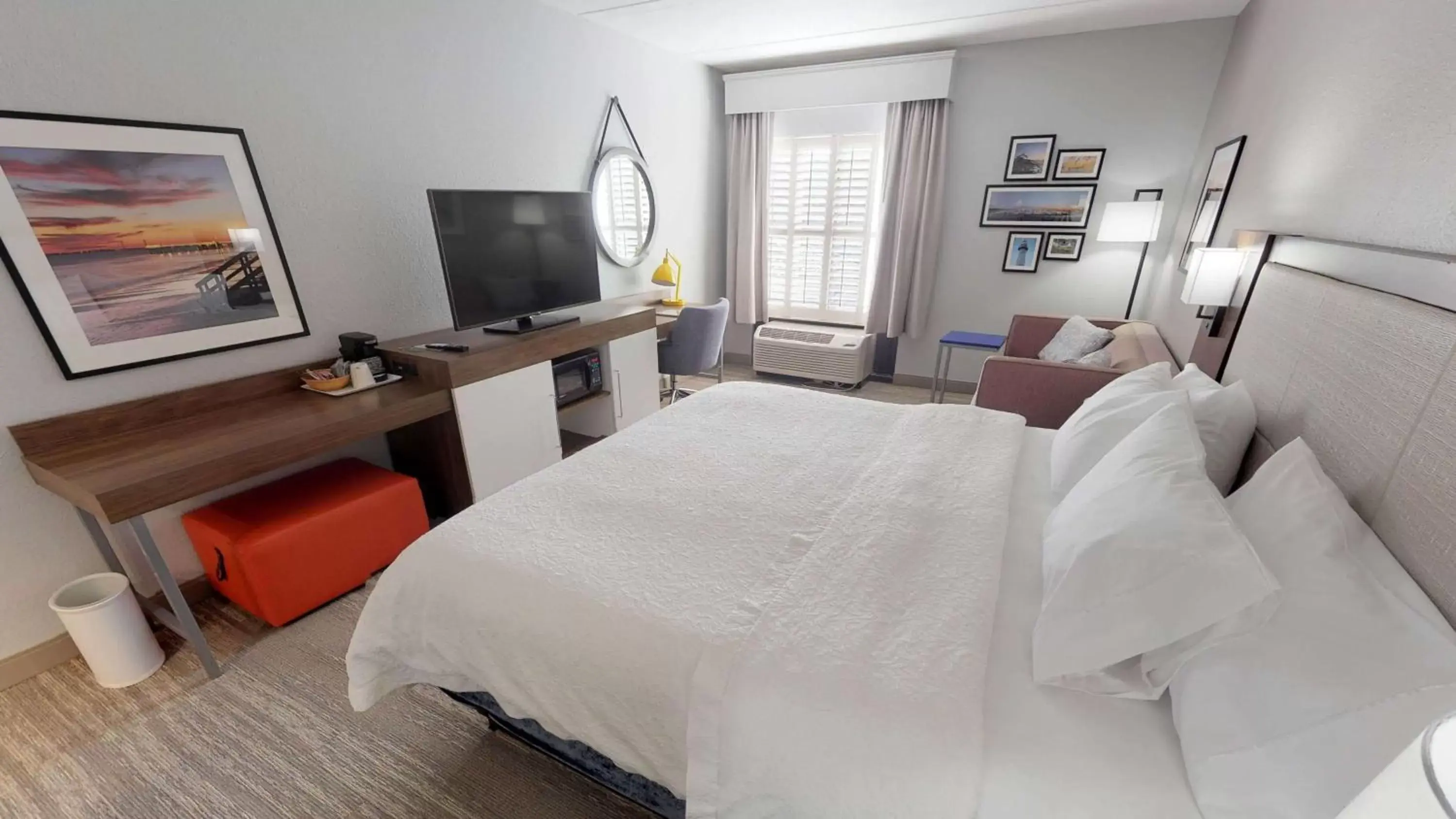 Bedroom, TV/Entertainment Center in Hampton Inn St. Simons Island